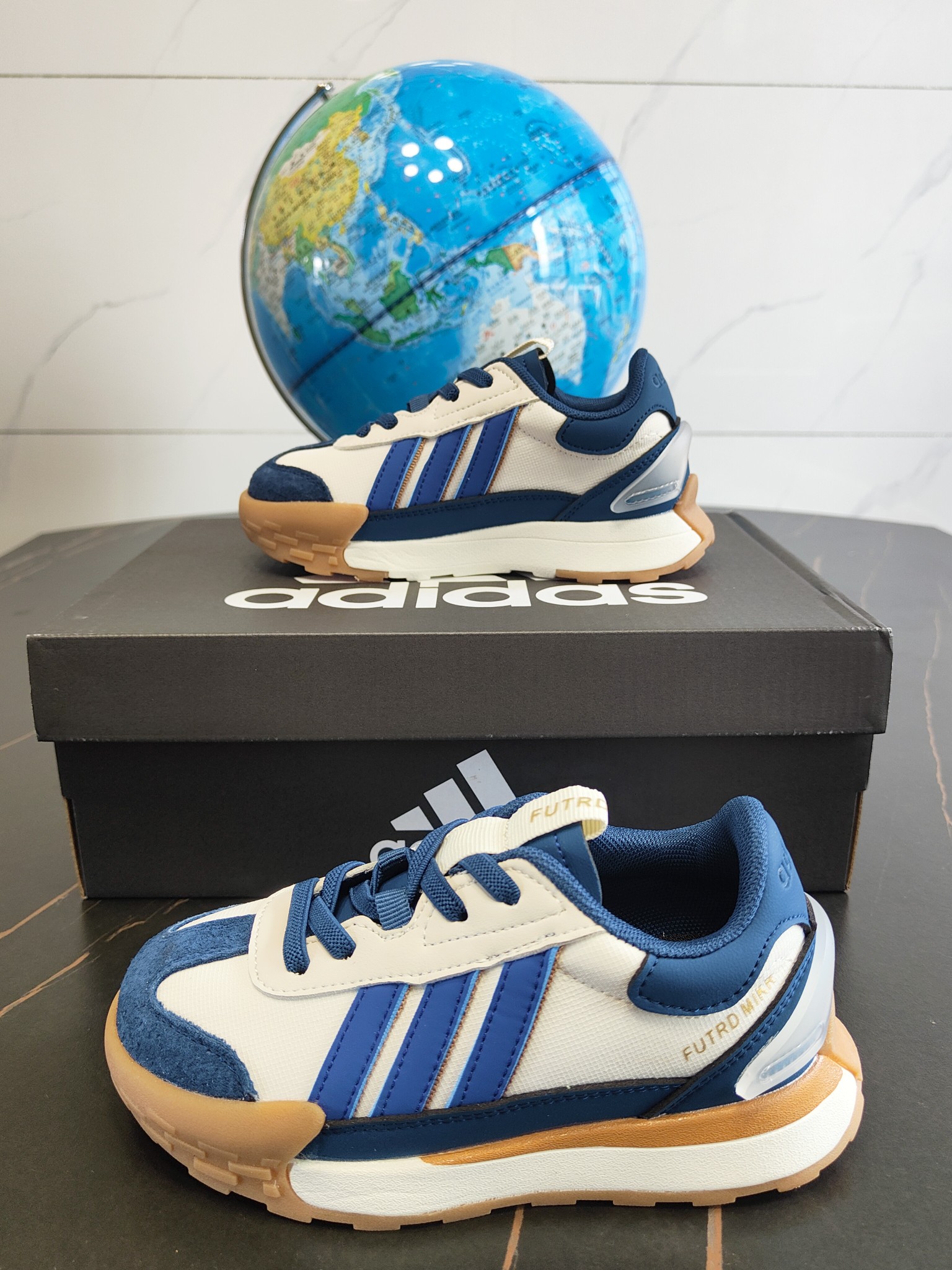 图片[8]-这款Adidas.neoFutroMixr复古风与未来感，熔与一炉跑步运动鞋。采用织物鞋面，饰有风格细腻的三条纹，搭配摩登柔和的配色。采用橡胶外底，从脚🦶趾到后跟带来舒适感受。 尺码：26、27、28、29、30、31、32、33、34、35。-选品中心