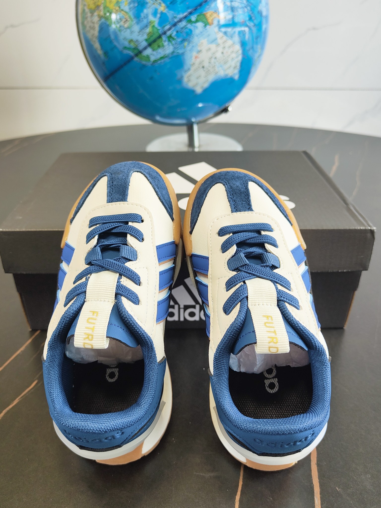 图片[9]-这款Adidas.neoFutroMixr复古风与未来感，熔与一炉跑步运动鞋。采用织物鞋面，饰有风格细腻的三条纹，搭配摩登柔和的配色。采用橡胶外底，从脚🦶趾到后跟带来舒适感受。 尺码：26、27、28、29、30、31、32、33、34、35。-选品中心