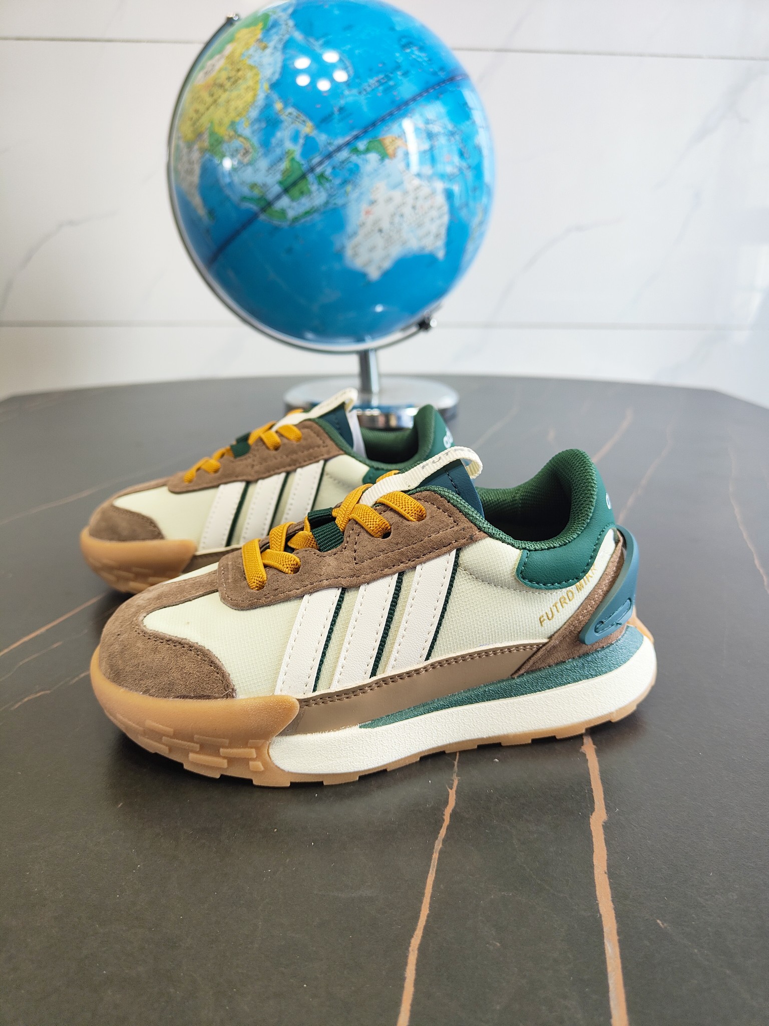 图片[2]-这款Adidas.neoFutroMixr复古风与未来感，熔与一炉跑步运动鞋。采用织物鞋面，饰有风格细腻的三条纹，搭配摩登柔和的配色。采用橡胶外底，从脚🦶趾到后跟带来舒适感受。 尺码：26、27、28、29、30、31、32、33、34、35。-选品中心