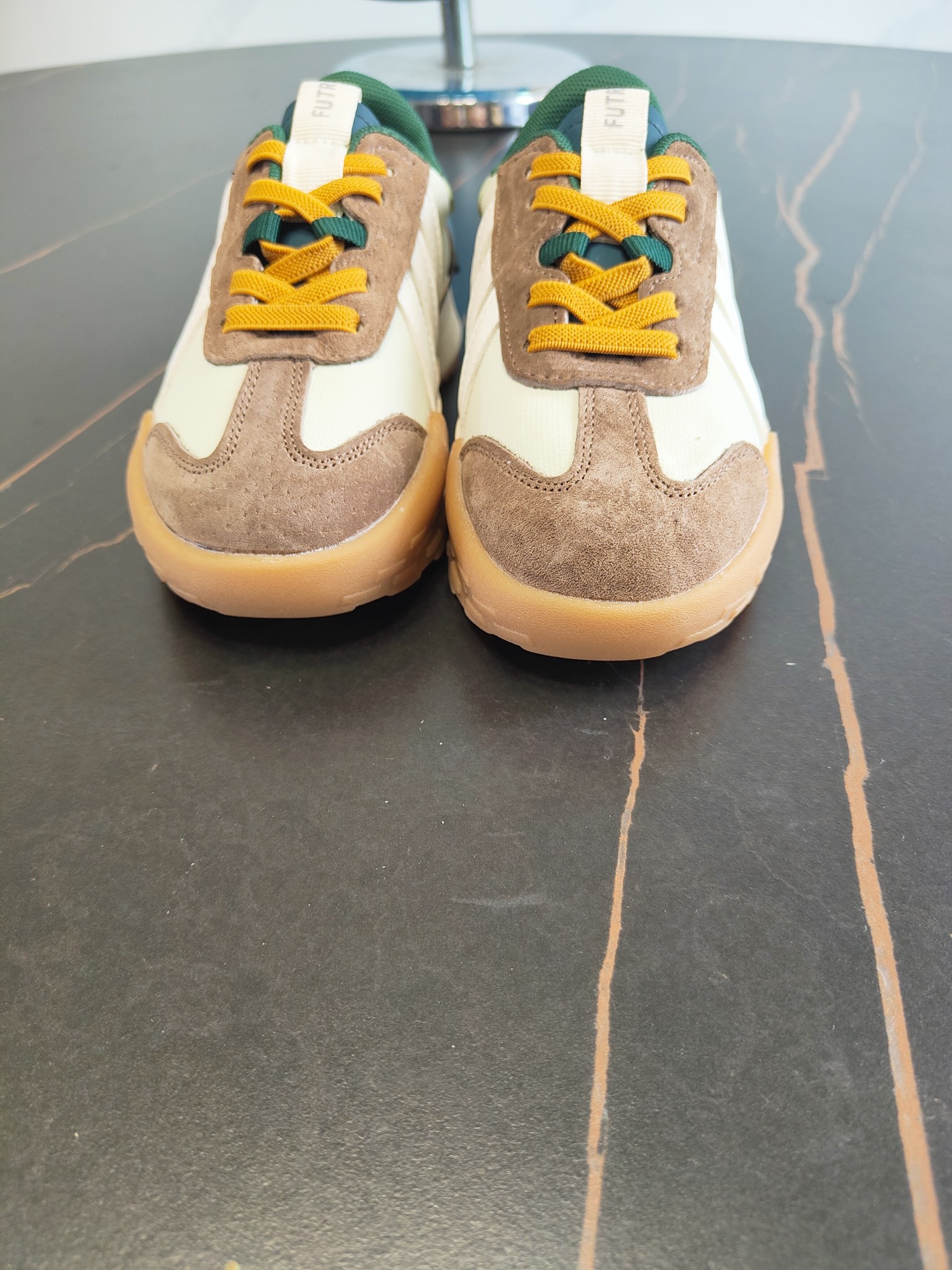 图片[3]-这款Adidas.neoFutroMixr复古风与未来感，熔与一炉跑步运动鞋。采用织物鞋面，饰有风格细腻的三条纹，搭配摩登柔和的配色。采用橡胶外底，从脚🦶趾到后跟带来舒适感受。 尺码：26、27、28、29、30、31、32、33、34、35。-选品中心