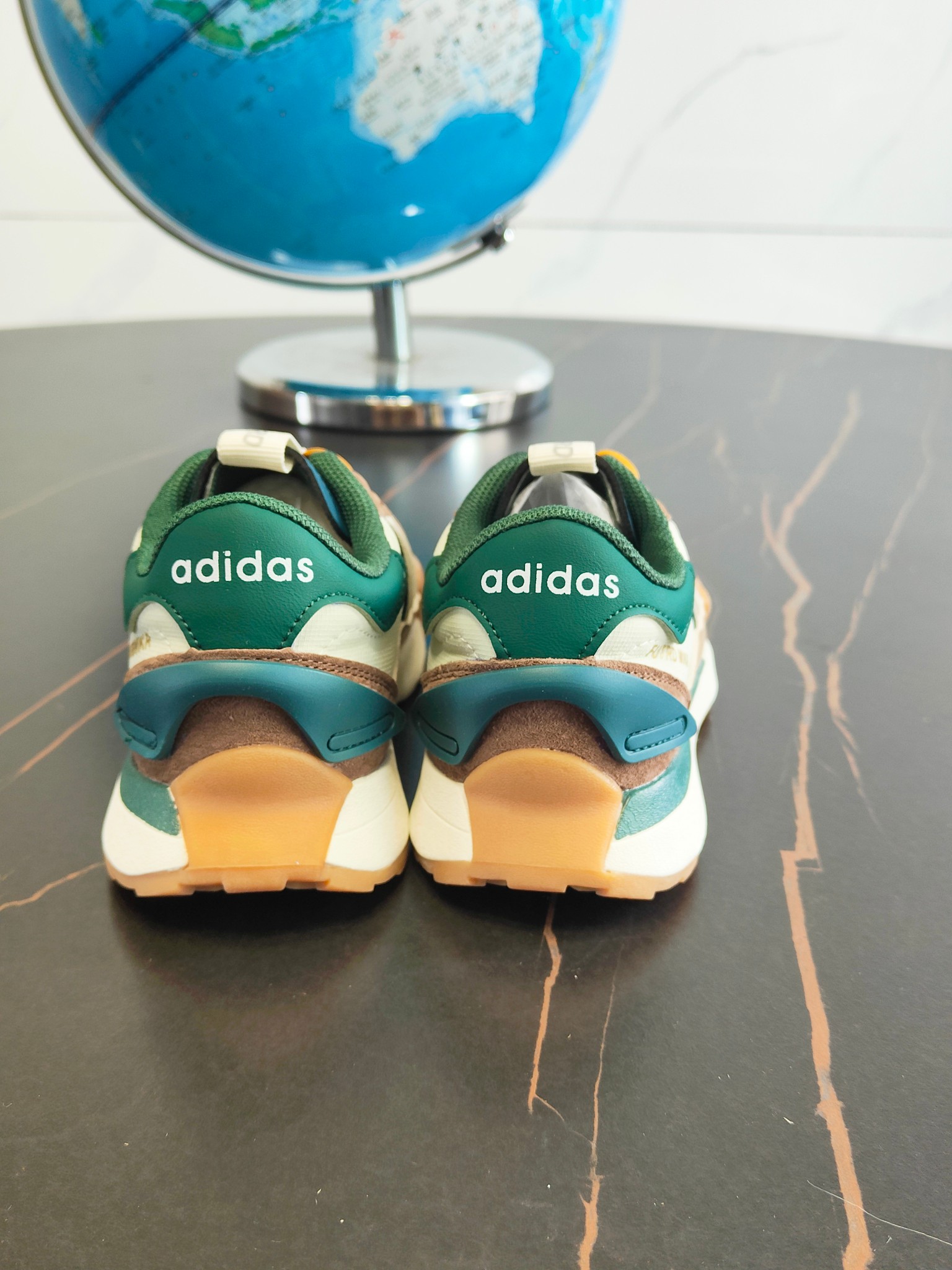 图片[4]-这款Adidas.neoFutroMixr复古风与未来感，熔与一炉跑步运动鞋。采用织物鞋面，饰有风格细腻的三条纹，搭配摩登柔和的配色。采用橡胶外底，从脚🦶趾到后跟带来舒适感受。 尺码：26、27、28、29、30、31、32、33、34、35。-选品中心