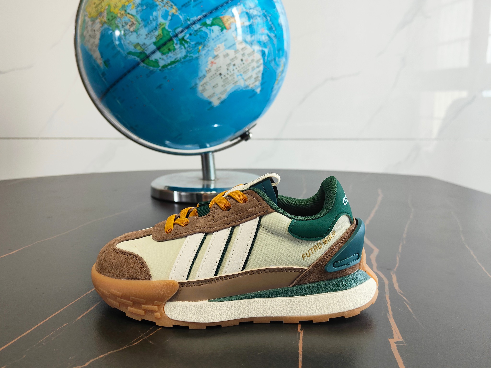 图片[5]-这款Adidas.neoFutroMixr复古风与未来感，熔与一炉跑步运动鞋。采用织物鞋面，饰有风格细腻的三条纹，搭配摩登柔和的配色。采用橡胶外底，从脚🦶趾到后跟带来舒适感受。 尺码：26、27、28、29、30、31、32、33、34、35。-选品中心