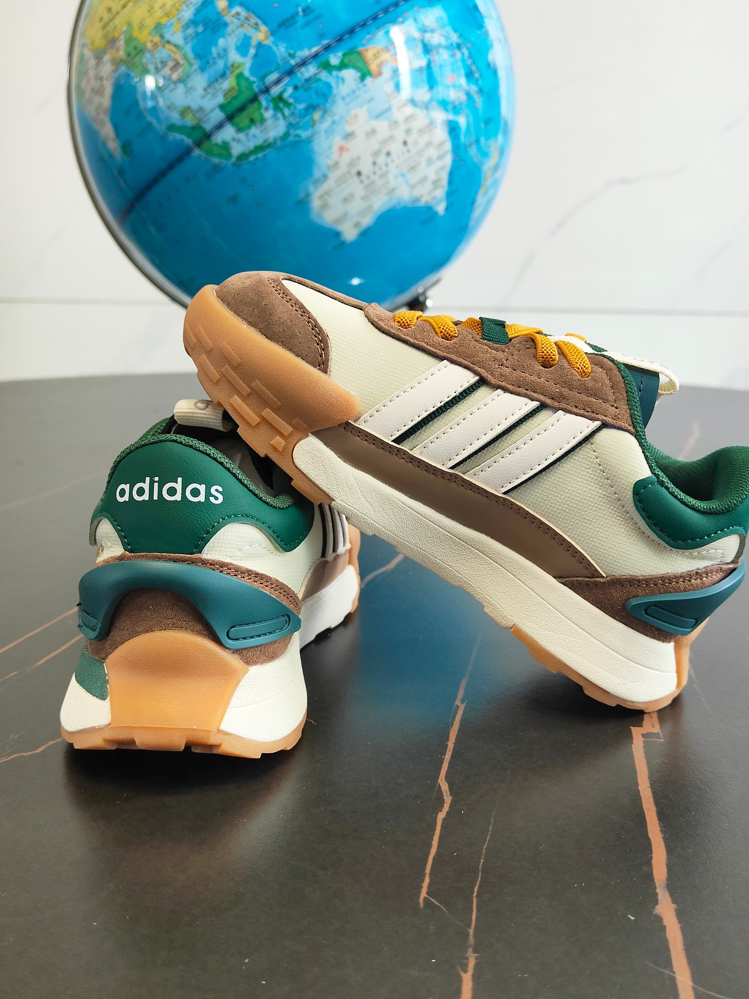 图片[7]-这款Adidas.neoFutroMixr复古风与未来感，熔与一炉跑步运动鞋。采用织物鞋面，饰有风格细腻的三条纹，搭配摩登柔和的配色。采用橡胶外底，从脚🦶趾到后跟带来舒适感受。 尺码：26、27、28、29、30、31、32、33、34、35。-选品中心