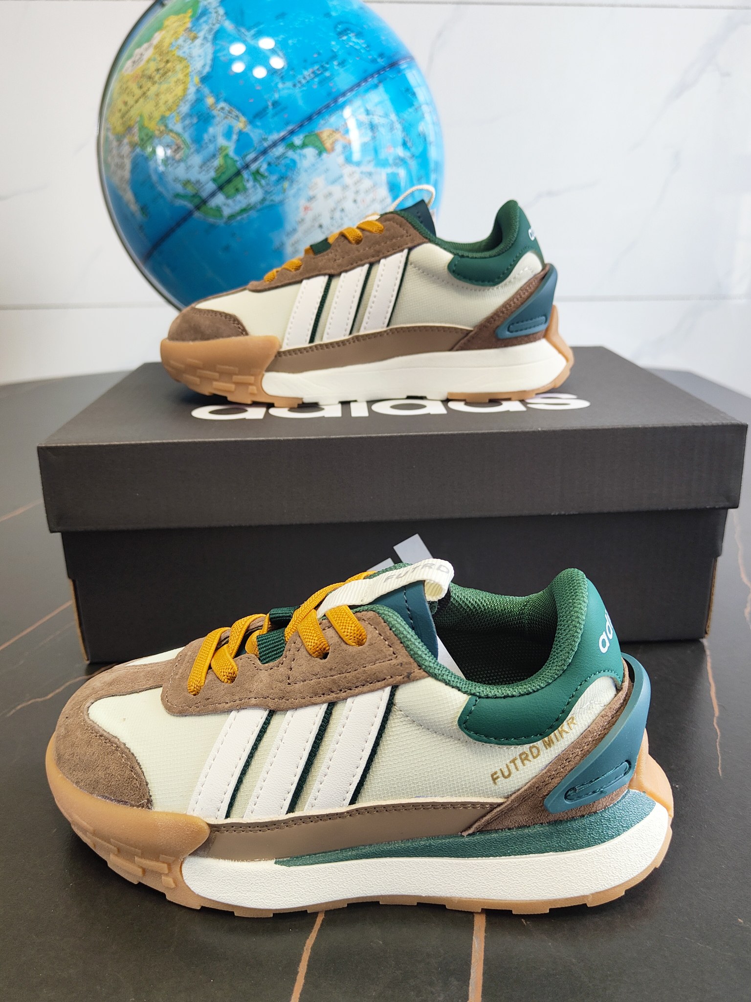 图片[8]-这款Adidas.neoFutroMixr复古风与未来感，熔与一炉跑步运动鞋。采用织物鞋面，饰有风格细腻的三条纹，搭配摩登柔和的配色。采用橡胶外底，从脚🦶趾到后跟带来舒适感受。 尺码：26、27、28、29、30、31、32、33、34、35。-选品中心