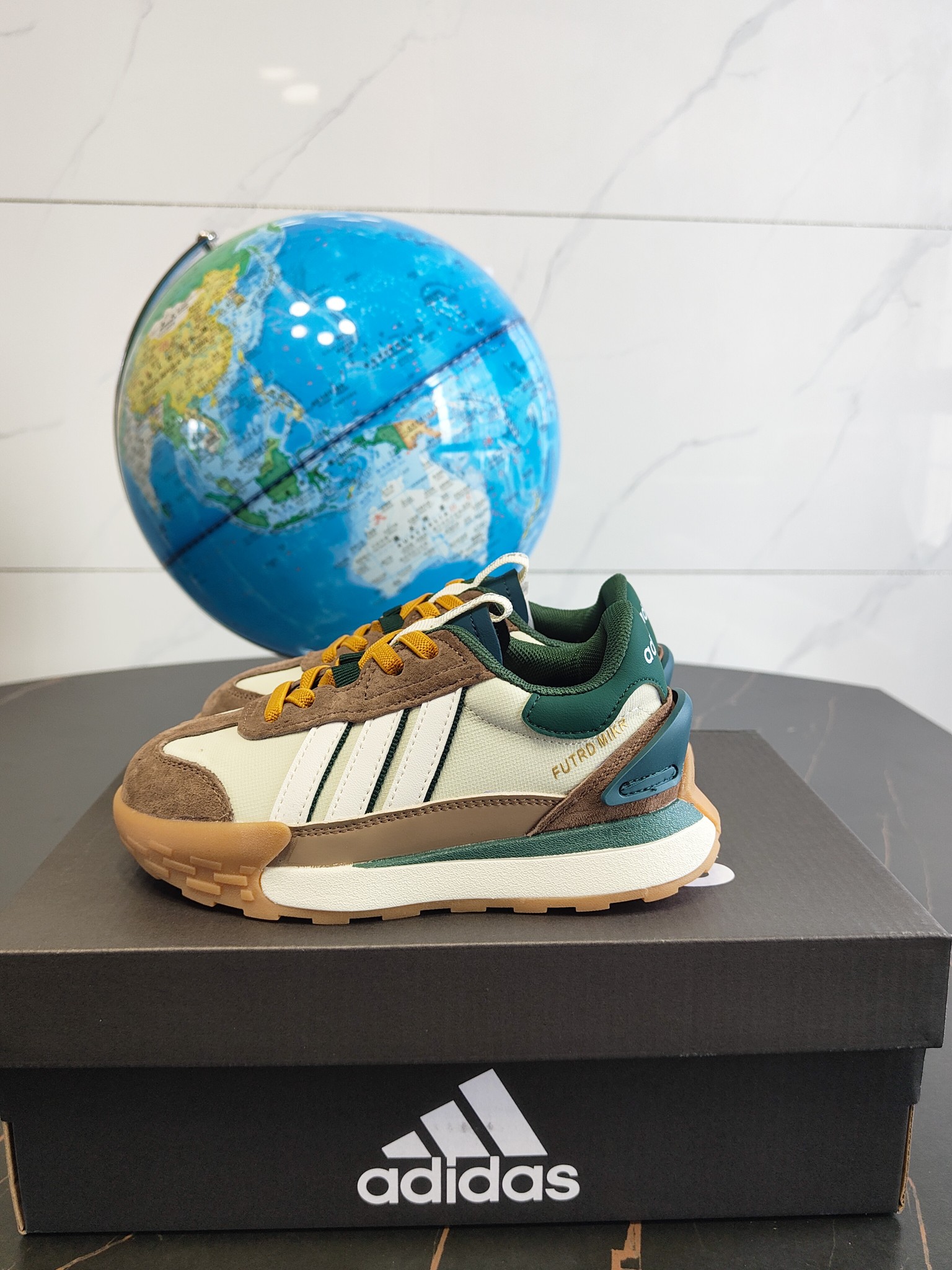 图片[9]-这款Adidas.neoFutroMixr复古风与未来感，熔与一炉跑步运动鞋。采用织物鞋面，饰有风格细腻的三条纹，搭配摩登柔和的配色。采用橡胶外底，从脚🦶趾到后跟带来舒适感受。 尺码：26、27、28、29、30、31、32、33、34、35。-选品中心