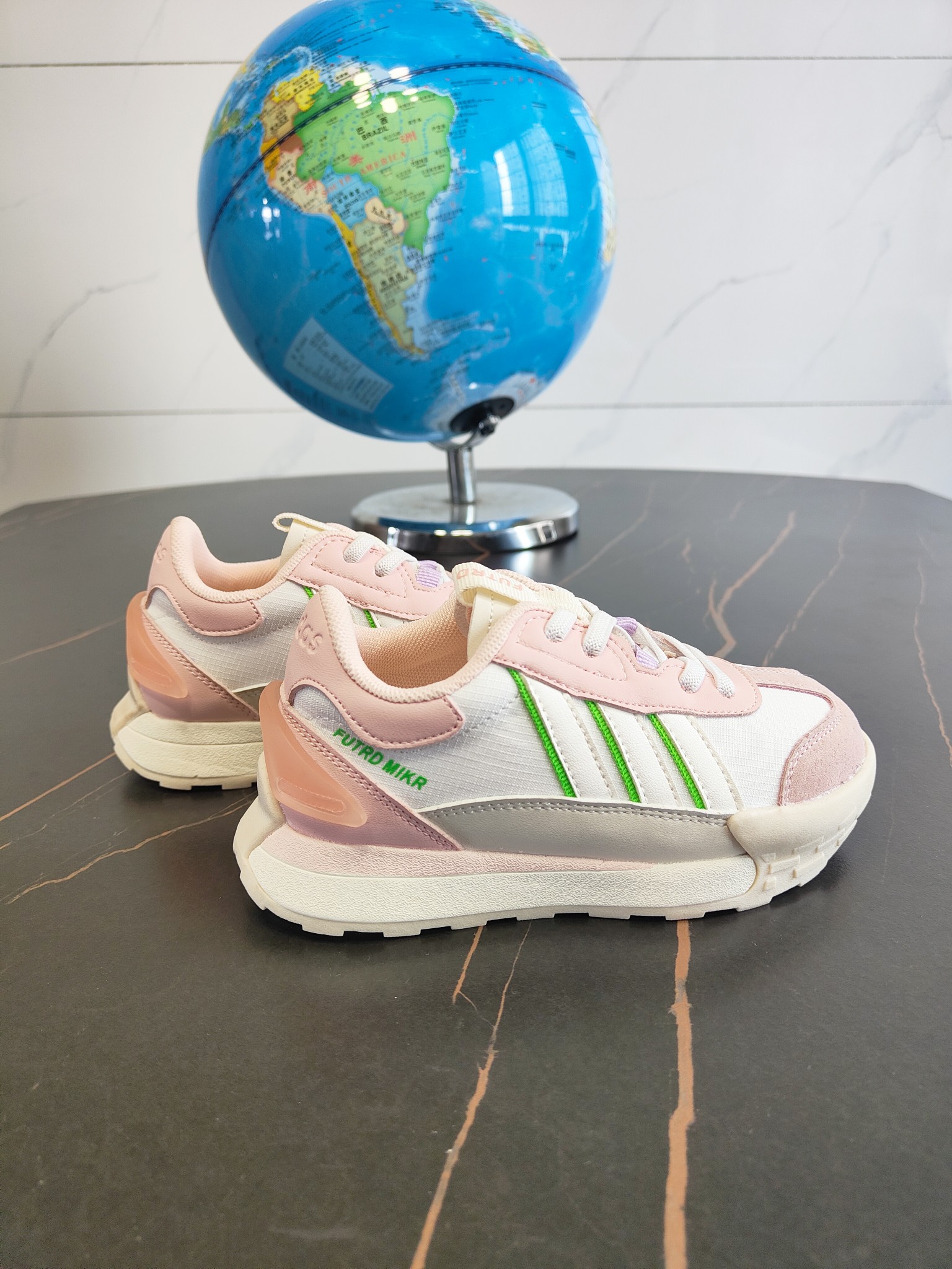 特 这款Adidas.neoFutroMixr复古风与未来感,熔与一炉跑步运动鞋。采用织物鞋面,饰有风格细腻的三条纹,搭配摩登柔和的配色。采用橡胶外底,从脚🦶趾到后跟带来舒适感受。 尺码:26、27、28、29、30、31、32、33、34、35。-选品中心