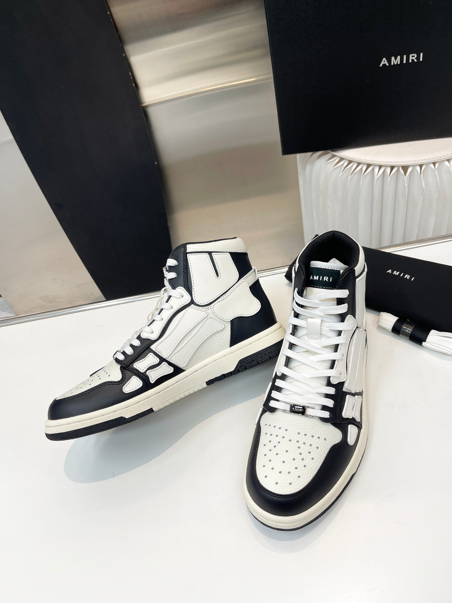 NO:665152,Real price, can pass genuine inspection, low-top bone shoes, recommended by Yang Mi, Wang Yibo, William Chan, Tan Jianci, Liu Xianhua, Cai Xukun, Wu Xuanyi, Xiaobai and many other Internet celebrity bloggers!  AJ1 shoe shape side view!  Unique three-dimensional skull bone design!  On par with Nike’s popular Fog!  So handsome!  Daily travel!  Wear whatever you like regardless of the occasion, no fear of any dress code, no pressure to dress!  Simple, handsome and comfortable on the feet!  It feels very good on your feet and doesn't scratch your feet!  Every color is so cool!  Super texture. The upper bone cut pieces are laminated with YB double-layer cowhide and then fully hand-cut, sewn, and oiled. The details and high-end texture are all perfect!  The upper is entirely made of imported cowhide!  Mesh stitching on the lining, exclusive lining for Nike and Adidas!  Outsole Exclusively molded original 1:1 rubber wear-resistant outsole [height about 3cm] Women's 35-40, Men's 39-45,,cowhide19860909实价 可过正品检测 低帮骨头鞋 杨幂、王一博、陈伟霆、檀健次、刘宪华、蔡徐坤、吴宣仪、小白等众多网红博主上脚推荐！AJ1的鞋型侧面！独特立体骷髅骨头设计感！跟Nike爆火的Fog平起平坐！帅炸了！日常出行！不挑任何场合喜欢怎么穿就怎么穿,无惧任何着装要求,穿搭无压力 ！简约帅气上脚舒适！脚感非常好,不磨脚！每一个颜色都非常帅炸！超有质感 鞋面骨头裁片同YB双层牛皮贴合后全手工裁剪、缝制、油边,细节感和高级质感全部拉满！ 鞋面全进口头层牛皮！内里网布拼接,耐克和阿迪专用内里！ 大底独家开模原版1:1 橡胶耐磨大底【3cm左右高度】 女装35-40, 男装39-45,,cowhide,Men's shoes