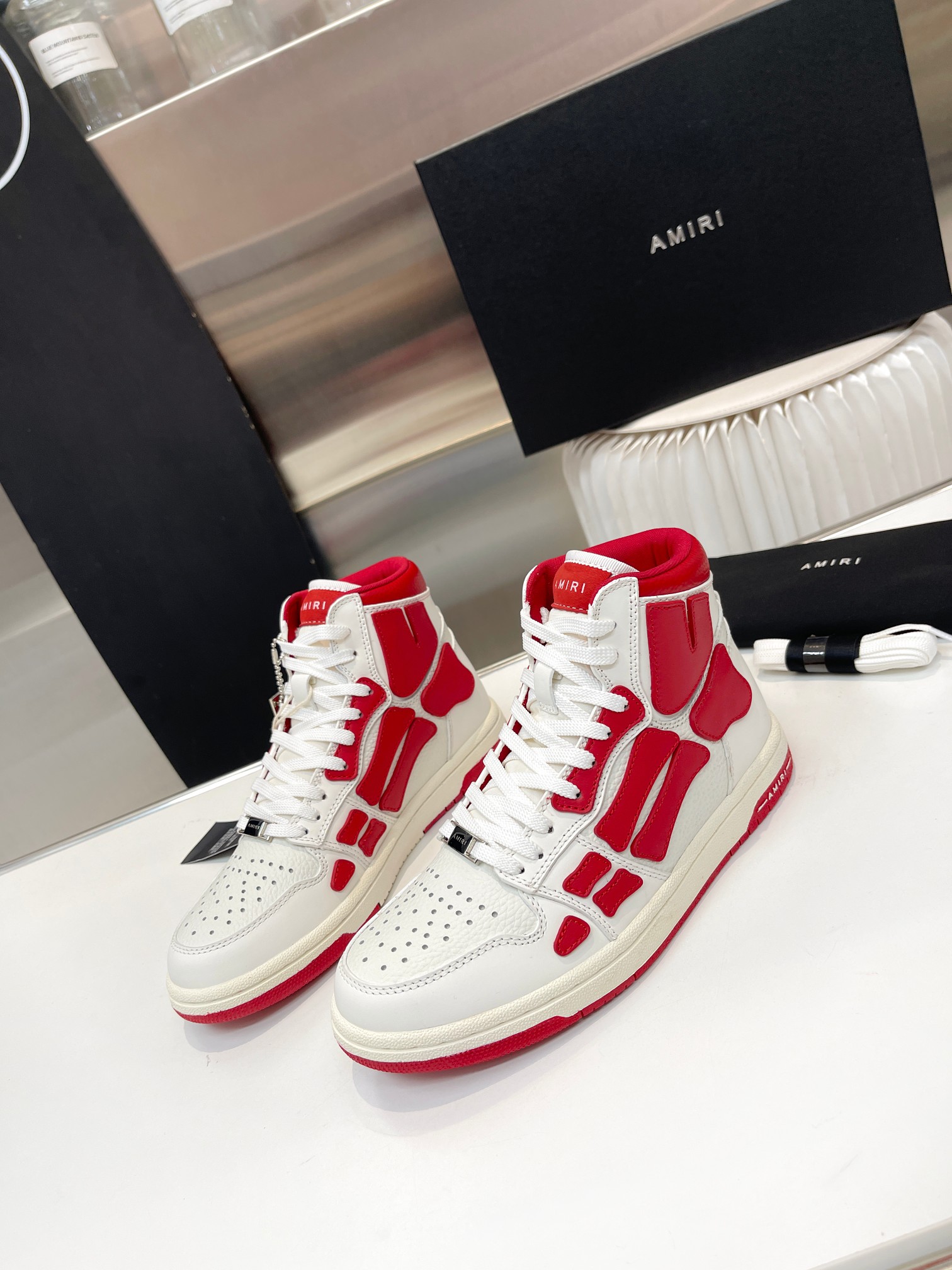 NO:665169,Real price, can pass genuine inspection, low-top bone shoes, recommended by Yang Mi, Wang Yibo, William Chan, Tan Jianci, Liu Xianhua, Cai Xukun, Wu Xuanyi, Xiaobai and many other Internet celebrity bloggers!  AJ1 shoe shape side view!  Unique three-dimensional skull bone design!  On par with Nike’s popular Fog!  So handsome!  Daily travel!  Wear whatever you like regardless of the occasion, no fear of any dress code, no pressure to dress!  Simple, handsome and comfortable on the feet!  It feels very good on your feet and doesn't scratch your feet!  Every color is so cool!  Super texture. The upper bone cut pieces are laminated with YB double-layer cowhide and then fully hand-cut, sewn, and oiled. The details and high-end texture are all perfect!  The upper is entirely made of imported cowhide!  Mesh stitching on the lining, exclusive lining for Nike and Adidas!  Outsole Exclusively molded original 1:1 rubber wear-resistant outsole [height about 3cm] Women's 35-40, Men's 39-45,,cowhide19860909实价 可过正品检测 低帮骨头鞋 杨幂、王一博、陈伟霆、檀健次、刘宪华、蔡徐坤、吴宣仪、小白等众多网红博主上脚推荐！AJ1的鞋型侧面！独特立体骷髅骨头设计感！跟Nike爆火的Fog平起平坐！帅炸了！日常出行！不挑任何场合喜欢怎么穿就怎么穿,无惧任何着装要求,穿搭无压力 ！简约帅气上脚舒适！脚感非常好,不磨脚！每一个颜色都非常帅炸！超有质感 鞋面骨头裁片同YB双层牛皮贴合后全手工裁剪、缝制、油边,细节感和高级质感全部拉满！ 鞋面全进口头层牛皮！内里网布拼接,耐克和阿迪专用内里！ 大底独家开模原版1:1 橡胶耐磨大底【3cm左右高度】 女装35-40, 男装39-45,,cowhide,Men's shoes