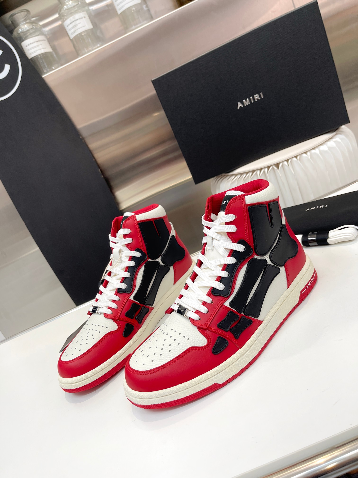 NO:665179,Real price, can pass genuine inspection, low-top bone shoes, recommended by Yang Mi, Wang Yibo, William Chan, Tan Jianci, Liu Xianhua, Cai Xukun, Wu Xuanyi, Xiaobai and many other Internet celebrity bloggers!  AJ1 shoe shape side view!  Unique three-dimensional skull bone design!  On par with Nike’s popular Fog!  So handsome!  Daily travel!  Wear whatever you like regardless of the occasion, no fear of any dress code, no pressure to dress!  Simple, handsome and comfortable on the feet!  It feels very good on your feet and doesn't scratch your feet!  Every color is so cool!  Super texture. The upper bone cut pieces are laminated with YB double-layer cowhide and then fully hand-cut, sewn, and oiled. The details and high-end texture are all perfect!  The upper is entirely made of imported cowhide!  Mesh stitching on the lining, exclusive lining for Nike and Adidas!  Outsole exclusive original molding 1:1 rubber wear-resistant outsole [height about 3cm] women's 35-40, men's 39-45,,cowhide19860909实价 可过正品检测 低帮骨头鞋 杨幂、王一博、陈伟霆、檀健次、刘宪华、蔡徐坤、吴宣仪、小白等众多网红博主上脚推荐！AJ1的鞋型侧面！独特立体骷髅骨头设计感！跟Nike爆火的Fog平起平坐！帅炸了！日常出行！不挑任何场合喜欢怎么穿就怎么穿,无惧任何着装要求,穿搭无压力 ！简约帅气上脚舒适！脚感非常好,不磨脚！每一个颜色都非常帅炸！超有质感 鞋面骨头裁片同YB双层牛皮贴合后全手工裁剪、缝制、油边,细节感和高级质感全部拉满！ 鞋面全进口头层牛皮！内里网布拼接,耐克和阿迪专用内里！ 大底独家开模原版1:1 橡胶耐磨大底【3cm左右高度】 女装35-40,男装39-45,,cowhide,Men's shoes