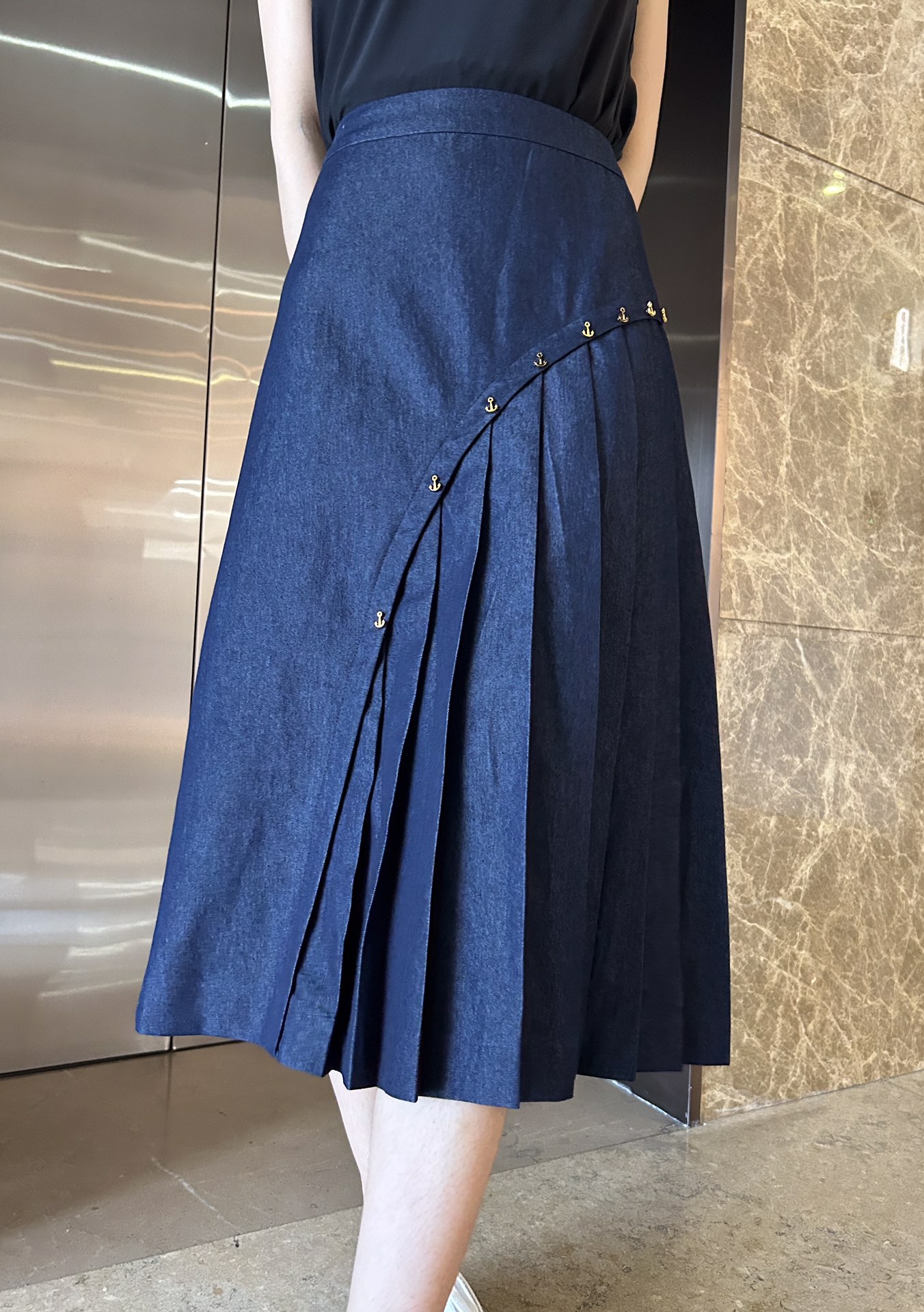 NO:932852,Clearance price, Celin* pleated denim skirt!  Size 36/3 38/1 Size 38 waist 72cm, special price, no return, no exchange, no free shipping, celine, skirts,19860909清库价,Celin* 百褶牛仔半身裙！码数36/3 38/1 38码腰围72cm,特价 不退不换不包邮,celine,skirts,,Women's clothing