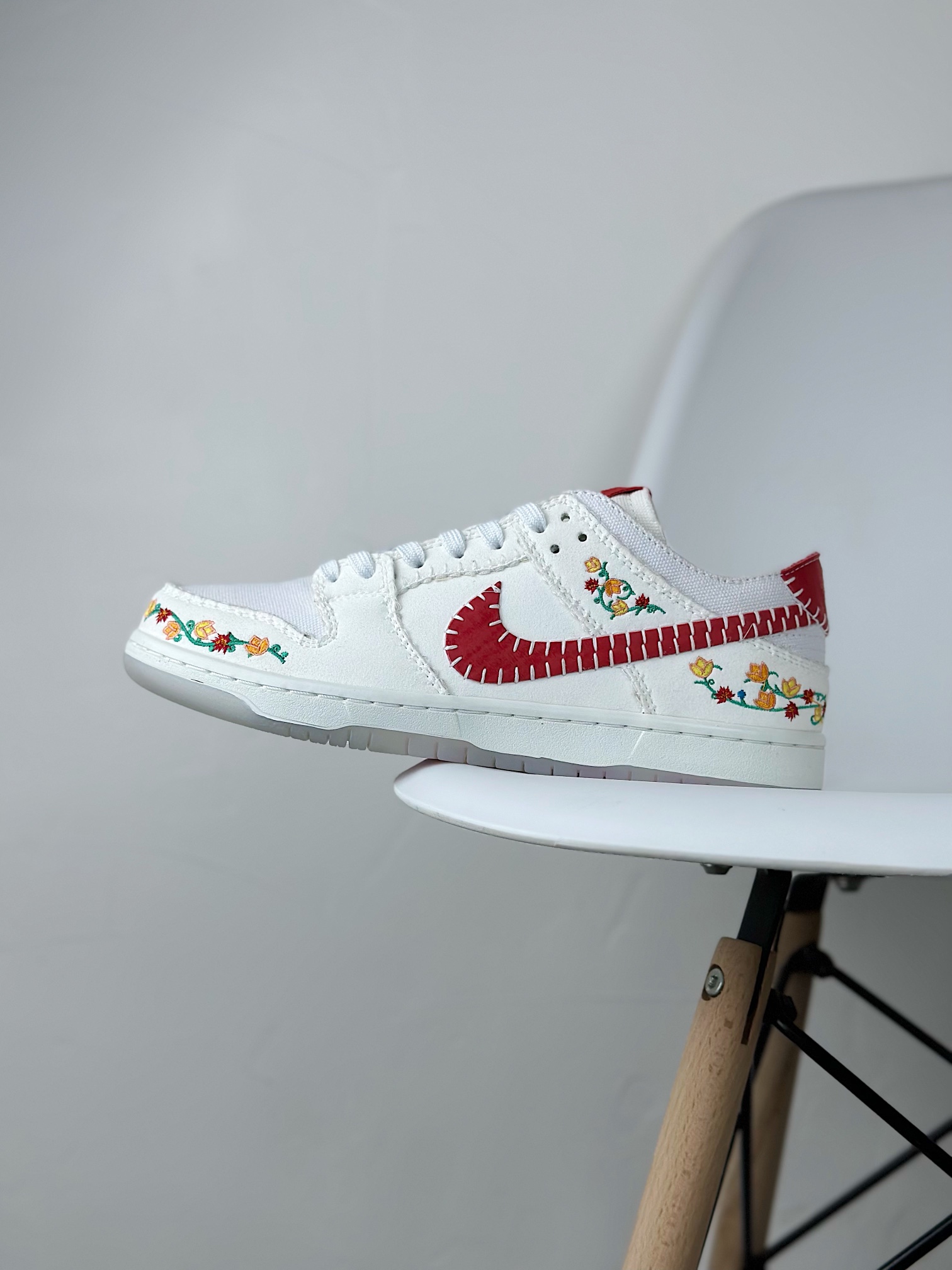 ▪️NK Dunk SB low DECON N7 白红花卉刺绣 低帮休闲运动板鞋 出货实拍用料绝不含糊 独家版型蒸餾加工帶來的是更好的视觉和脚感体验 清洁度 电绣工艺 皮料切割干净无任何毛边 细节完美 货号：FD69…