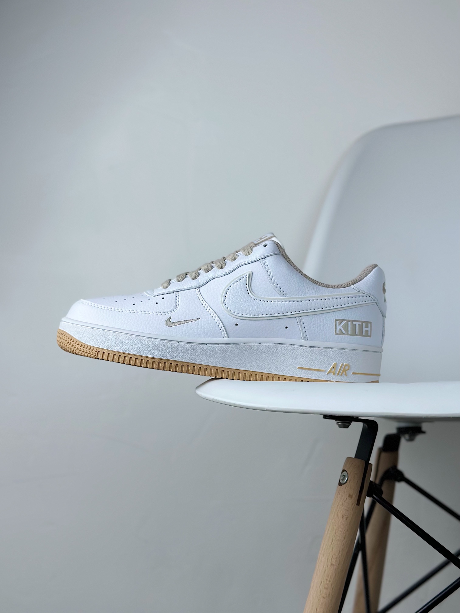 ▪️Colaboración de la marca de moda de Nueva York Kith x Nike Air Force 1 '07 Low"White/Khaki" Air Force 1 de …