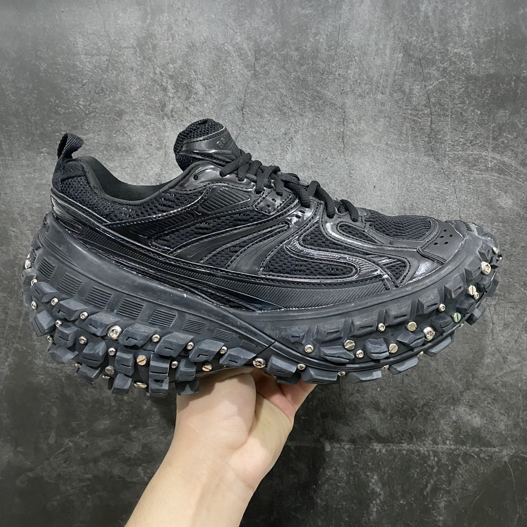 【I8纯原】Balenciaga Defender Rubber Platform Sneakers卫士系列 低帮坦克履带轮胎“黑色螺丝钉做旧”nn知名巴黎大厂出品n专柜同步包装 原装大盒细节精准对位官方n不含皮革 尼龙和网布材质n磨损做旧效果 夸张轮胎花纹鞋底  尺码：35-46 全码出货-莆田鞋批发中心