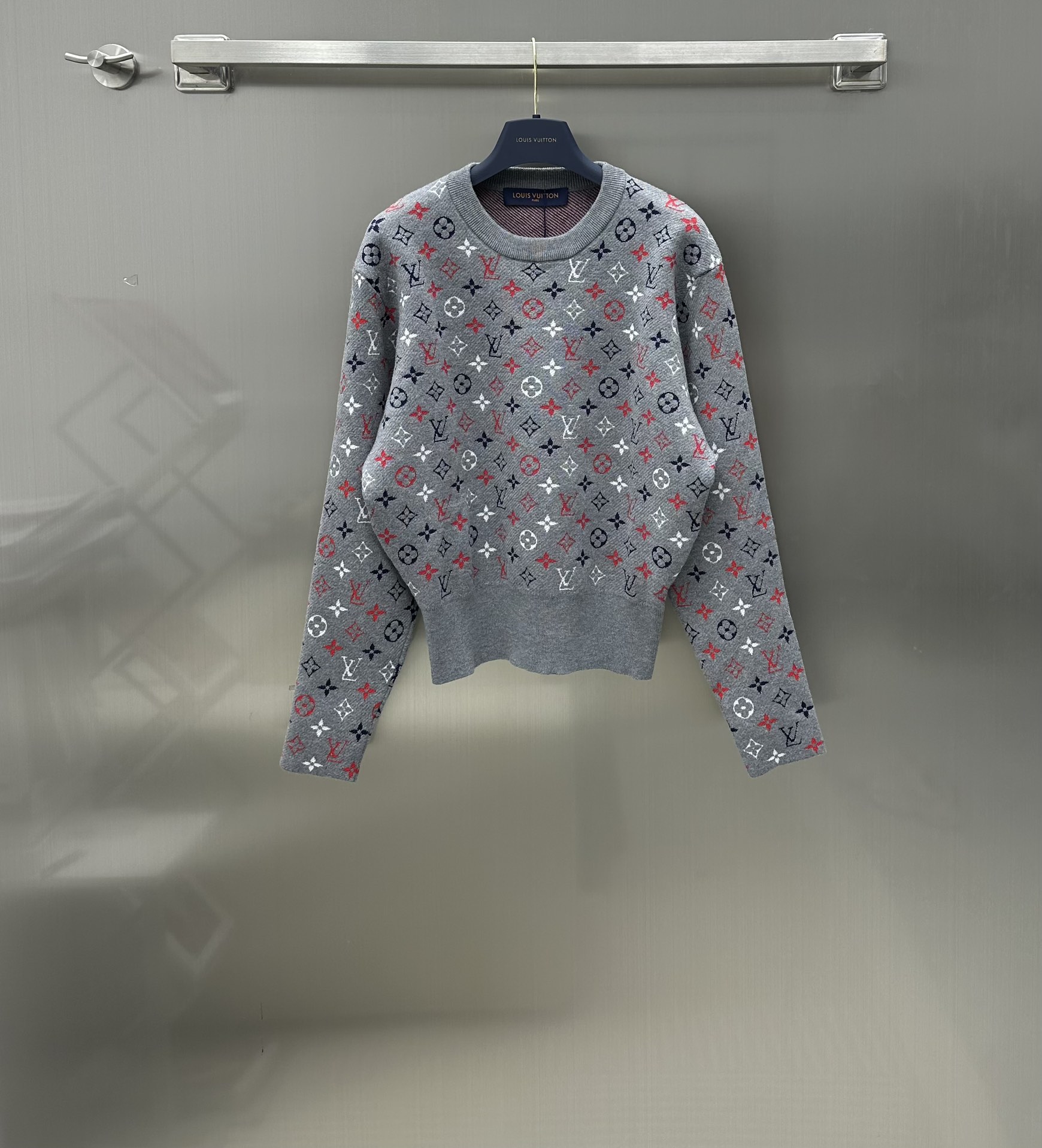 NO:696767,Louis Vuitto* new arrivals presbyopic knitted pullover. Customized YB sheep wool yarn weaving. Soft and comfortable. Available for both men and women. Classic presbyopic crochet pattern with color-blocking design. The overall bright color collision brings vitality to the dull autumn and winter. Paired with black pants or jeans, it is full of fashion. It is also OK to wear with a shirt in autumn and winter. It also looks great with a jacket. It is worth buying. High version 2 colors, Louis Vuitton, jeans, jackets &  coats,shirts,19860909Louis Vuitto* 新品上架老花针织套头衫 定制YB绵羊毛纱线织造 软糯舒适 男女都可 经典老花钩花搭配拼色设计 整体亮色碰撞 在沉闷的秋冬带来活力 搭配黑色裤子或者牛仔裤 时髦感满满 秋冬内搭衬衫也很OK 搭配外套也很赞 非常值得入  高版本2色,,louis vuitton,jeans,jackets & coats,shirts,,Women's clothing