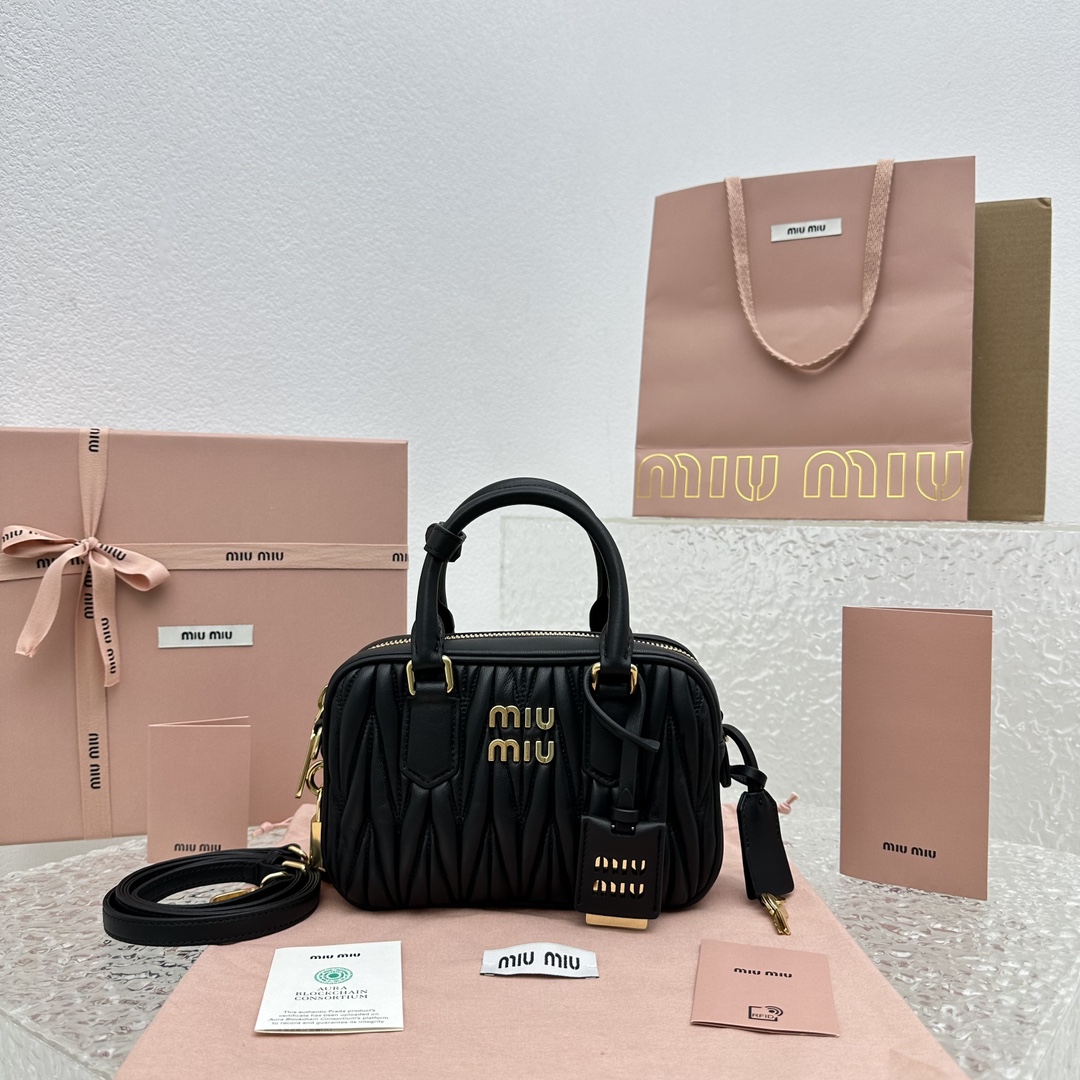 MiuMiu Moda
 Borsette Borse Crossbody & Borse a Tracolla Nero Frosted Pelle d’agnello di pecora Vintage