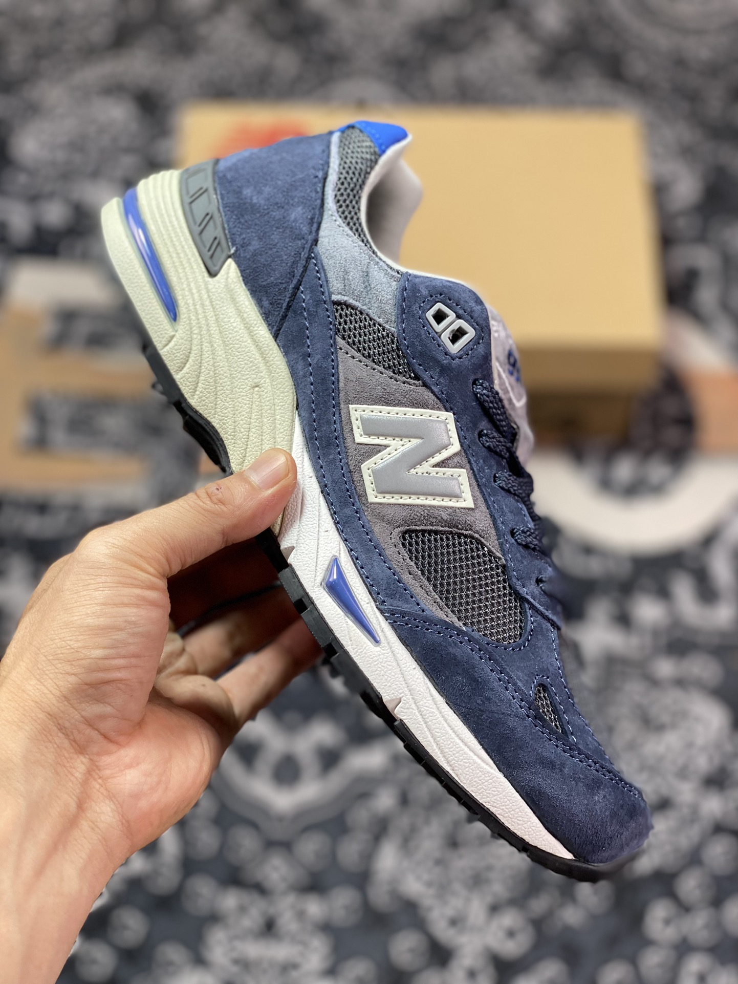 New Balance Made in USA M991 series American-made classic running shoes ”Navy Blue Dark Gray Royal Blue” M991GRB