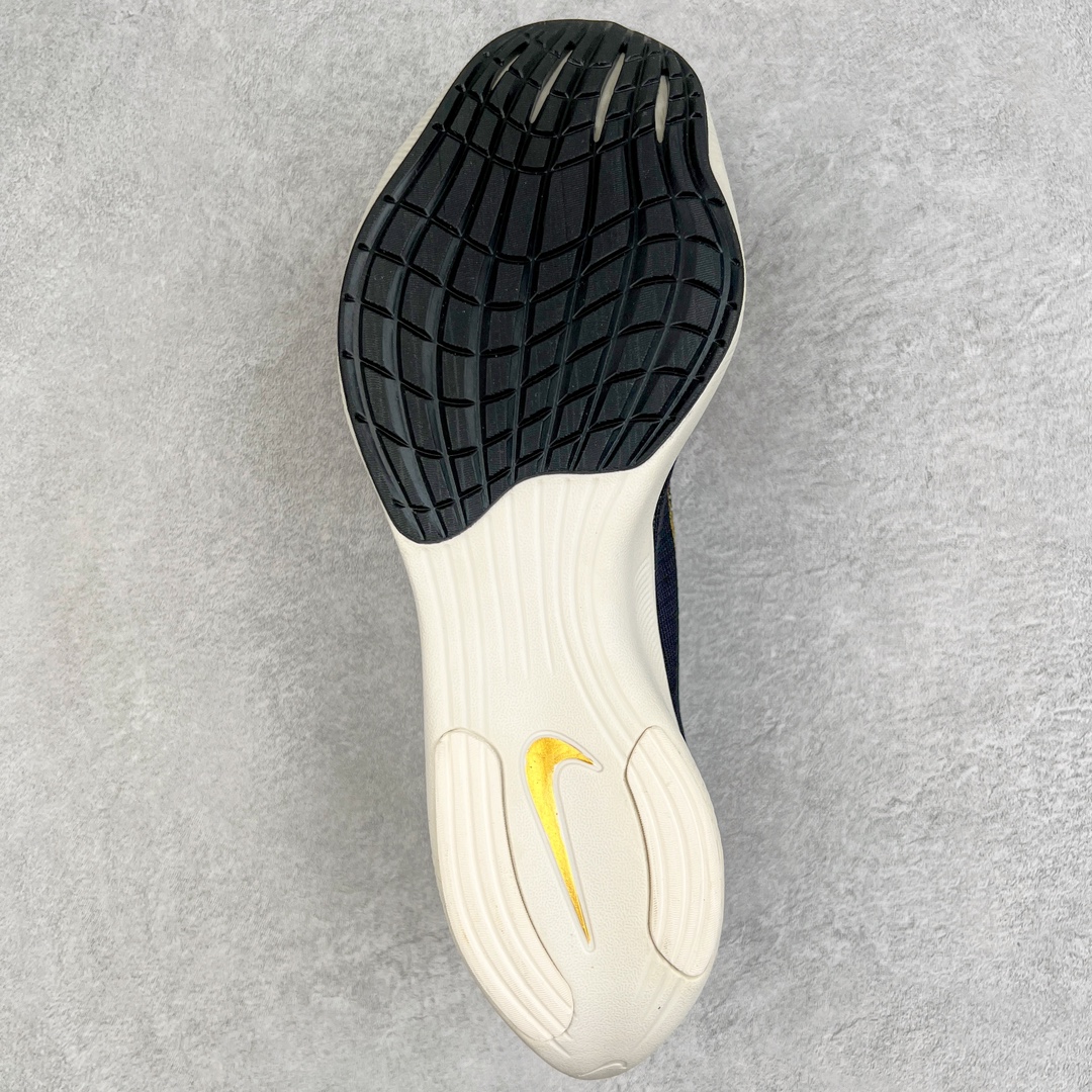 图片[9]-零售💰190 ＃福利特价‼NK ZoomX Vaporfly Next% 破2马拉松跑鞋 细节整体升级 这款next%和上一款4%的鞋最大区的别于在鞋面面料 鞋面使用了全新 Vaporweave 科技 这种类似蝉翼的材质相比 Flyknit 更加轻薄透气 非对称的鞋带系统和泡棉护垫的加入令舒适度更高 鞋头辅以超大的 Swoosh 点缀 再配上流线型外观设计 时尚感十足 SIZE：36 36.5 37.5 38 38.5 39 40 40.5 41 42 42.5 43 44 44.5 45 编码：Bby1936090-运动鞋