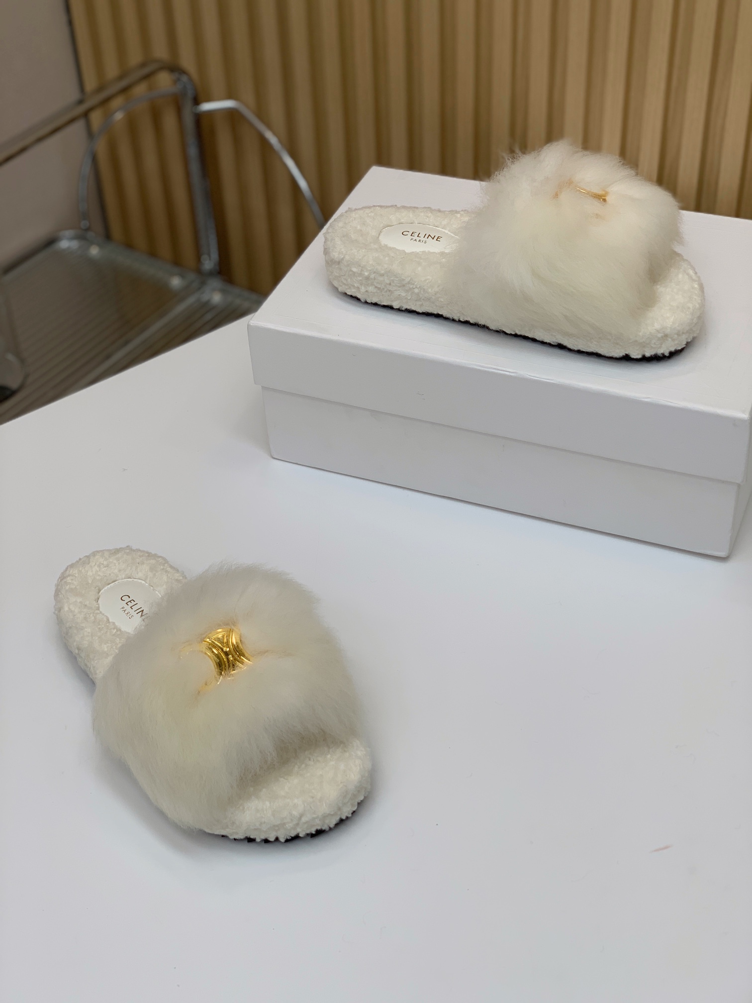 🔸CELI*E🔸羊毛拖鞋。毛茸茸的羊毛是选用欧洲进口A级羊毛，我们做到与原版一致满鞋全部采用纯羊毛，一点