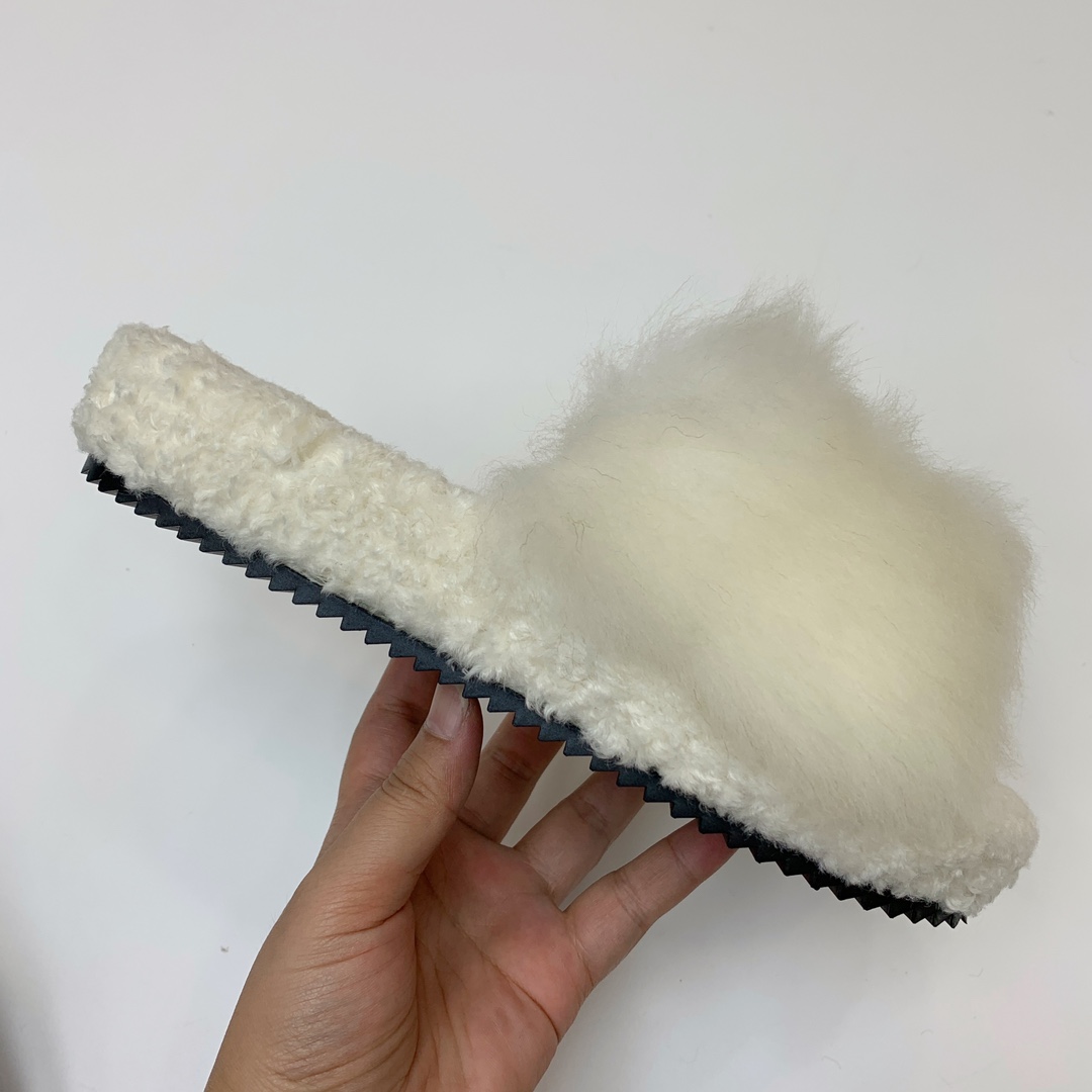 🔸CELI*E🔸羊毛拖鞋。毛茸茸的羊毛是选用欧洲进口A级羊毛，我们做到与原版一致满鞋全部采用纯羊毛，一点