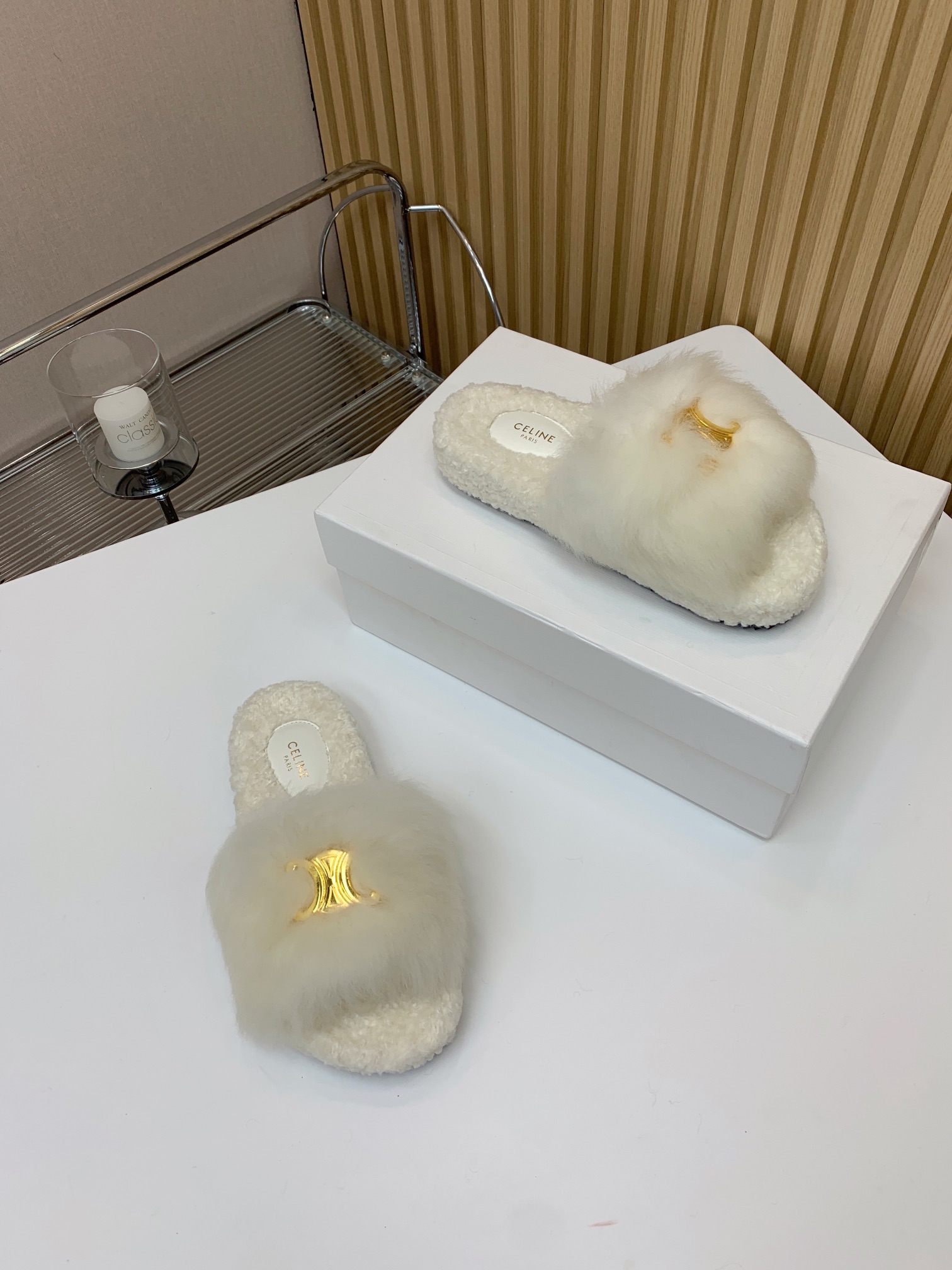 🔸CELI*E🔸羊毛拖鞋。毛茸茸的羊毛是选用欧洲进口A级羊毛，我们做到与原版一致满鞋全部采用纯羊毛，一点