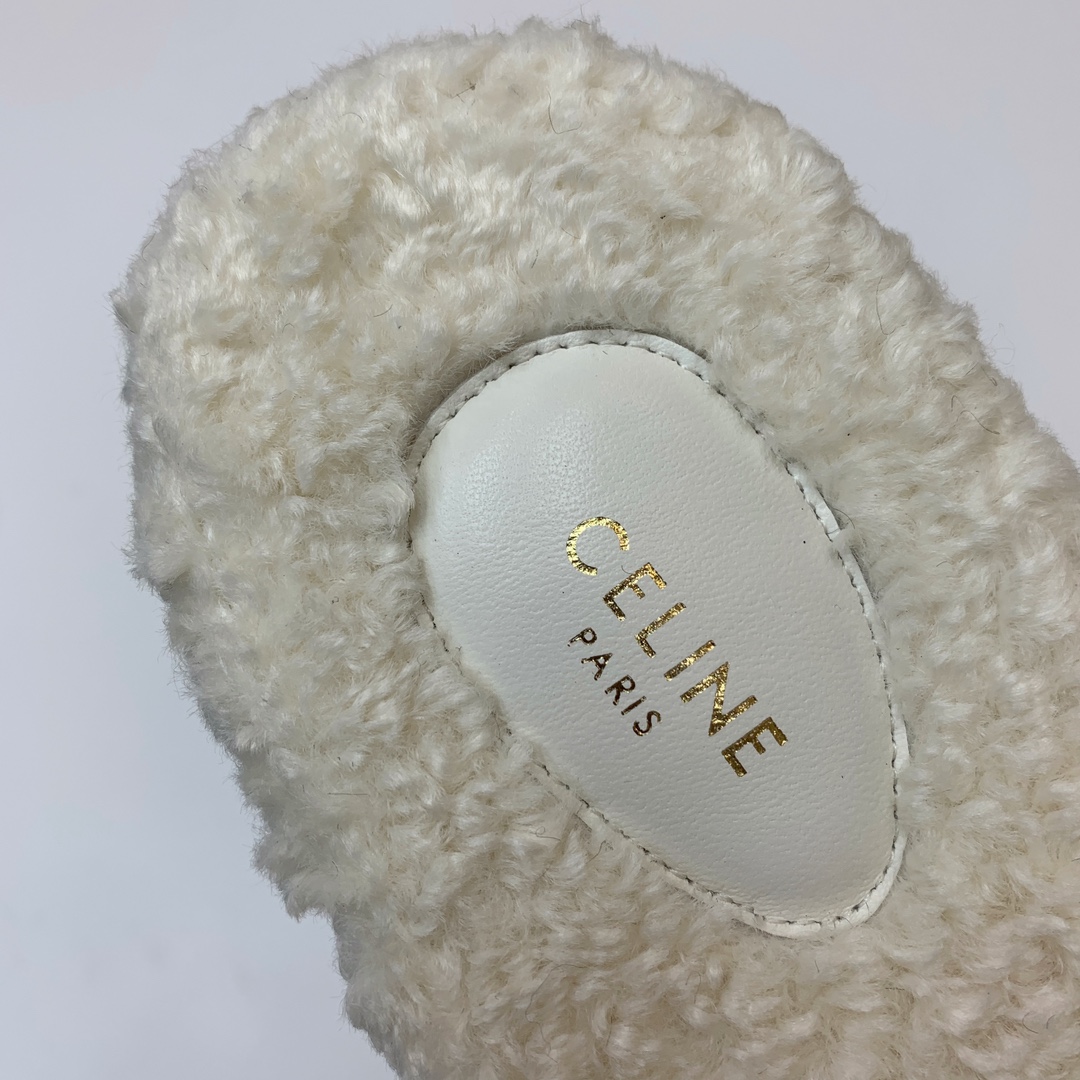 🔸CELI*E🔸羊毛拖鞋。毛茸茸的羊毛是选用欧洲进口A级羊毛，我们做到与原版一致满鞋全部采用纯羊毛，一点