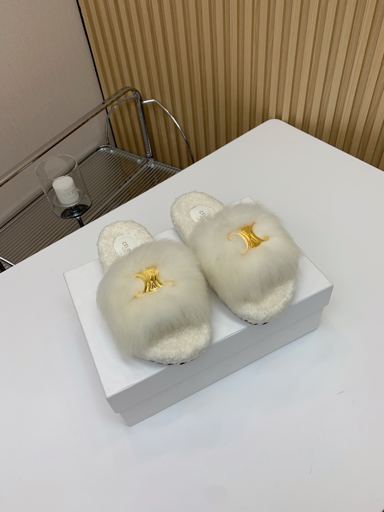🔸CELI*E🔸羊毛拖鞋。毛茸茸的羊毛是选用欧洲进口A级羊毛，我们做到与原版一致满鞋全部采用纯羊毛，一点
