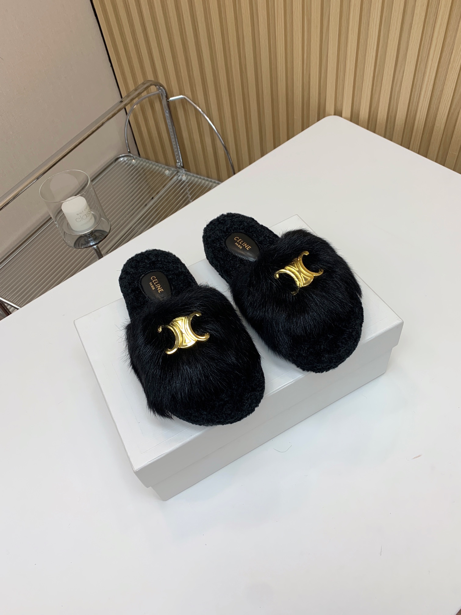 🔸CELI*E🔸羊毛拖鞋。毛茸茸的羊毛是选用欧洲进口A级羊毛，我们做到与原版一致满鞋全部采用纯羊毛，一点