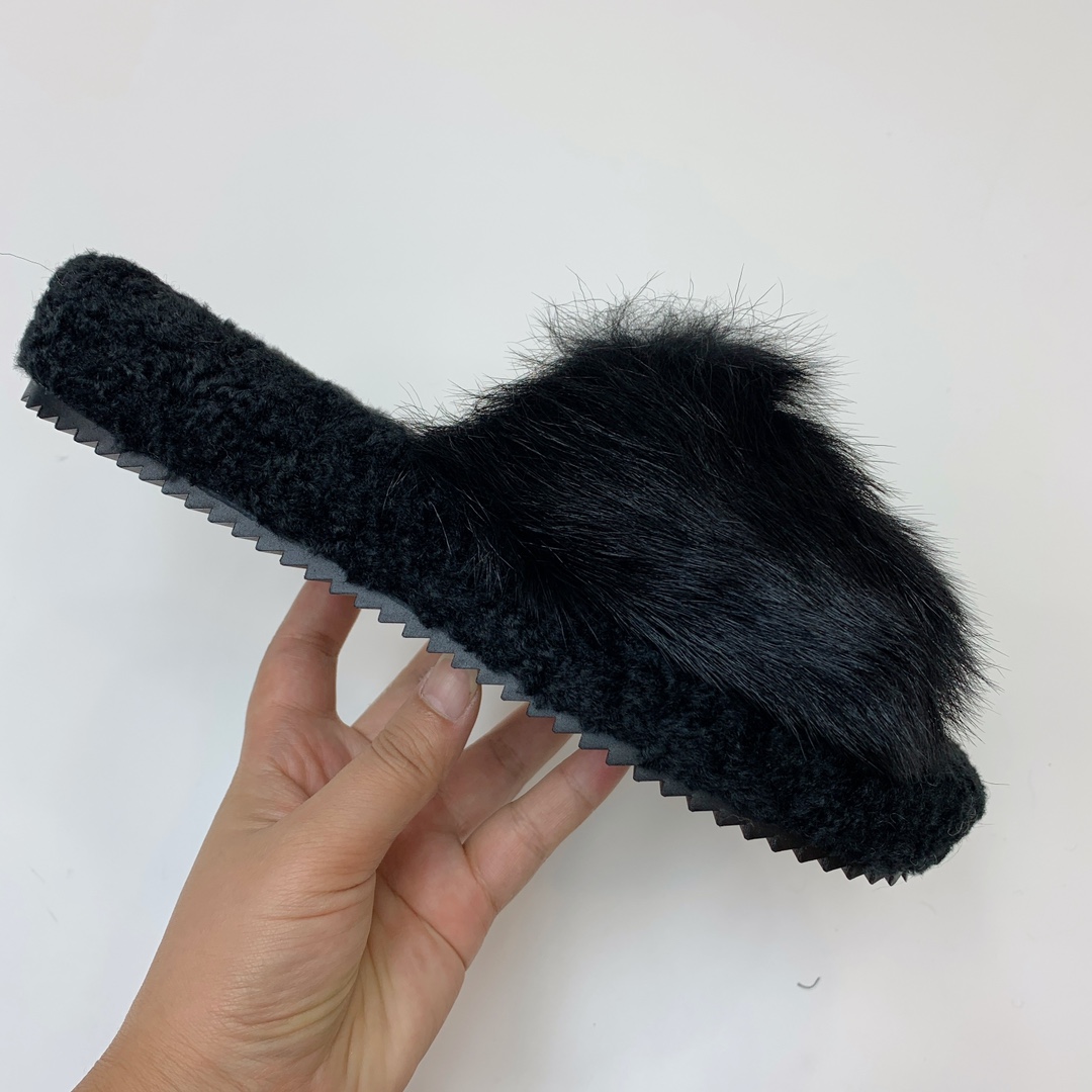 🔸CELI*E🔸羊毛拖鞋。毛茸茸的羊毛是选用欧洲进口A级羊毛，我们做到与原版一致满鞋全部采用纯羊毛，一点