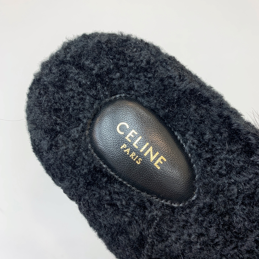 🔸CELI*E🔸羊毛拖鞋。毛茸茸的羊毛是选用欧洲进口A级羊毛，我们做到与原版一致满鞋全部采用纯羊毛，一点