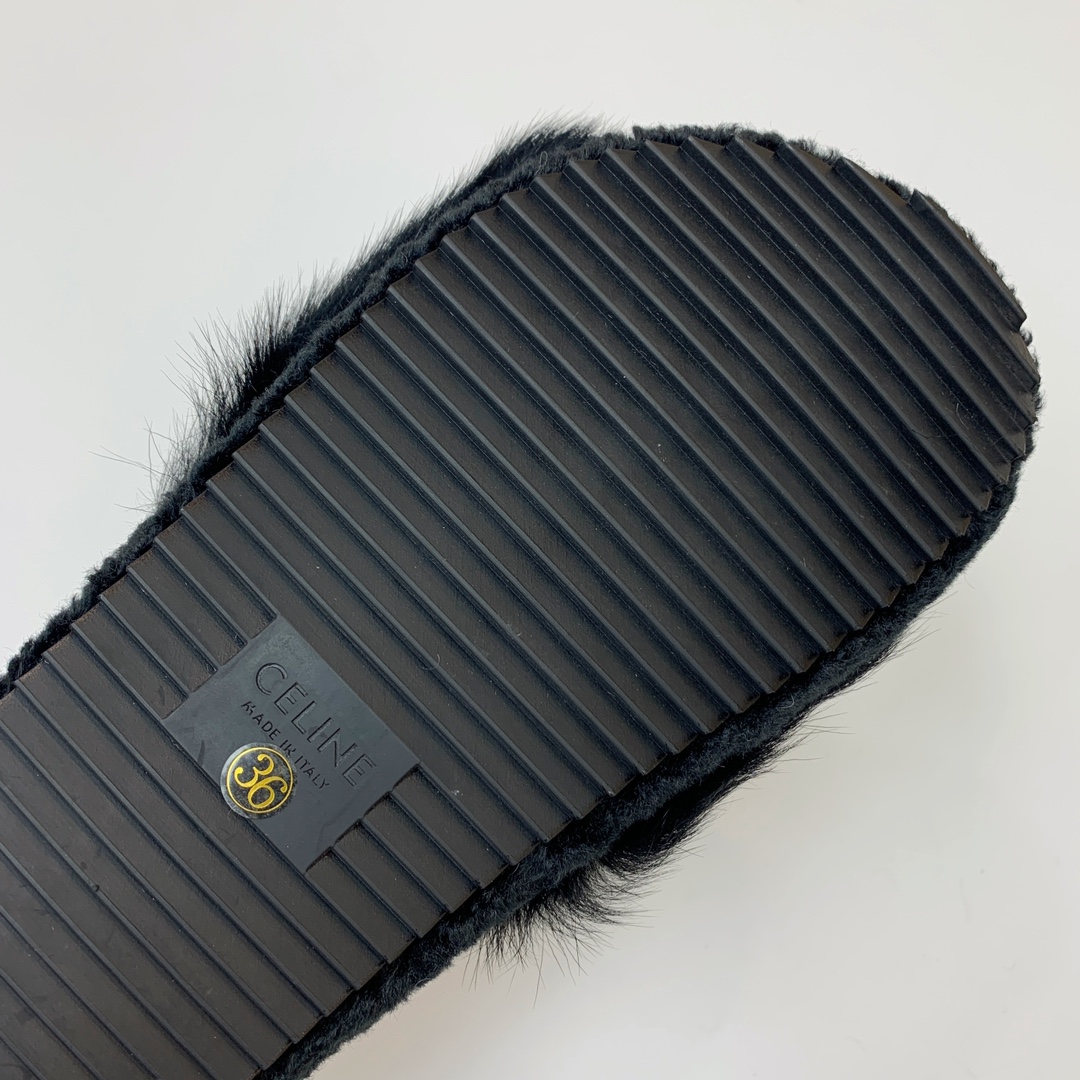 🔸CELI*E🔸羊毛拖鞋。毛茸茸的羊毛是选用欧洲进口A级羊毛，我们做到与原版一致满鞋全部采用纯羊毛，一点