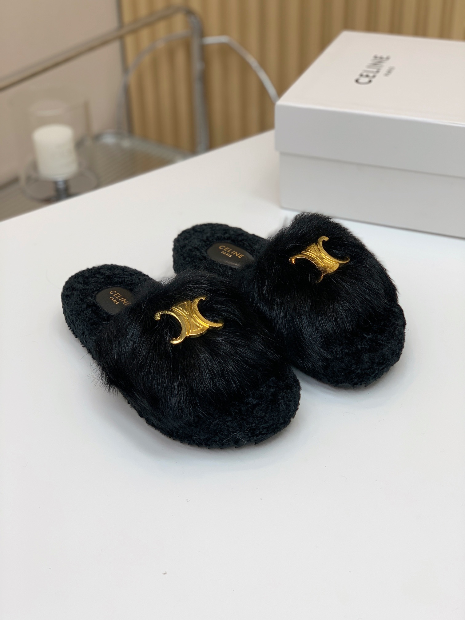 🔸CELI*E🔸羊毛拖鞋。毛茸茸的羊毛是选用欧洲进口A级羊毛，我们做到与原版一致满鞋全部采用纯羊毛，一点
