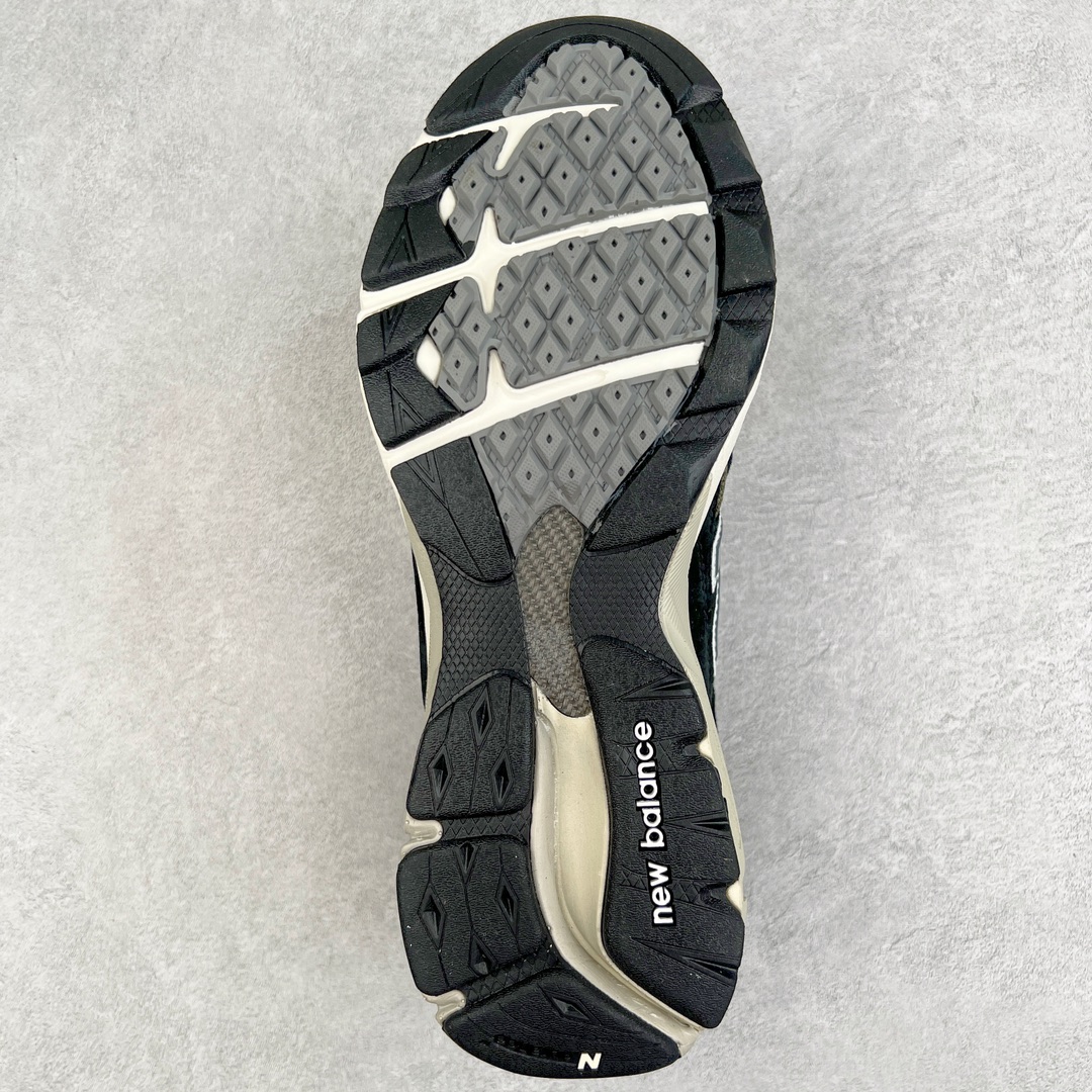 图片[9]-＃K版纯原福利 New Balance M990BB3 新百伦NB990V3 黑棕 第三代总统复古慢跑鞋 正确3M反光细节 原楦原纸版开发 正确6层组合底模精密开发 搭载全新碳素中底 后跟透明TPU水晶装饰条稳固 沿用了引以为傲的跑鞋手工技艺 采用猪皮绒面并包裹局部透气网面的鞋身设计 菱网鞋舌上刻有New Balance USA 鞋面依旧身着经典的大热之灰 彰显了其高端的品质身份 尺码：36 37 37.5 38 38.5 39 40 40.5 41.5 42 42.5 43 44 45-选品中心