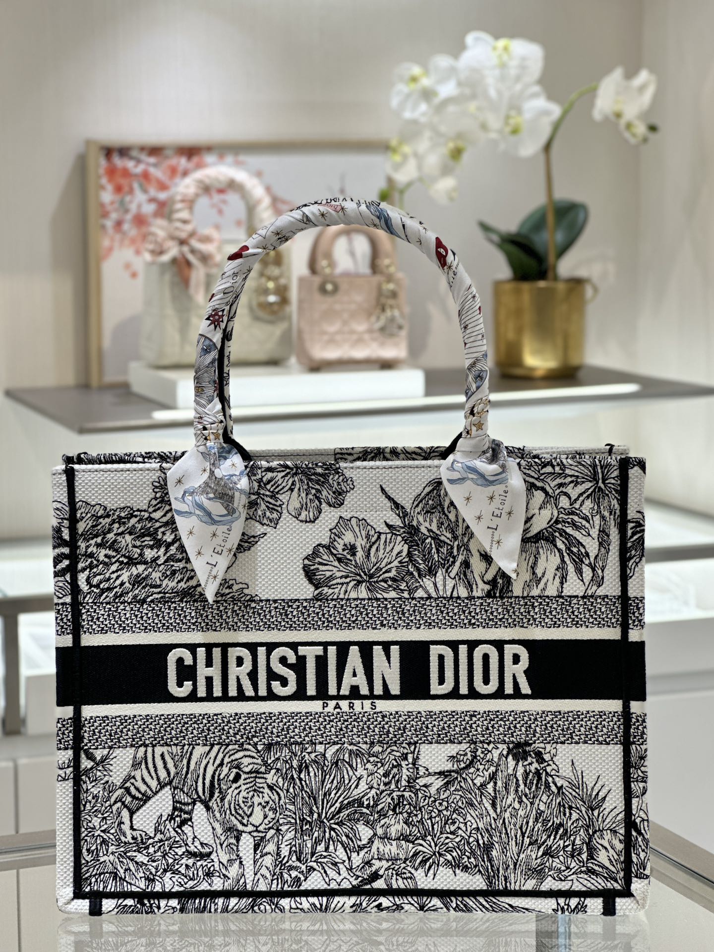 디올 Book Tote 36cm 블랙 자수 타이거 자수 토트백 레플리카