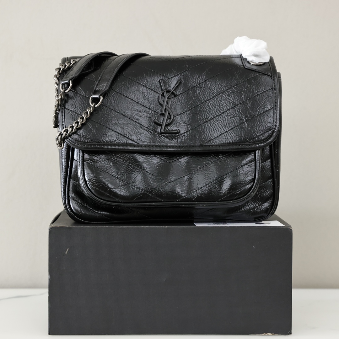 ysl圣罗兰 niki邮差包💰260
饰以皮革包覆型YSL字母标志,搭配可转换链条与皮革肩背带和中央隔层,以及背面开放式口袋,非常的方便实用,搭配休闲款或者正式一点的衣服都没问题,这款的经典是人尽皆知,优雅又时尚,高颜又实用,俘获了超多明星博主的心。
规格:28*20*8.5cm