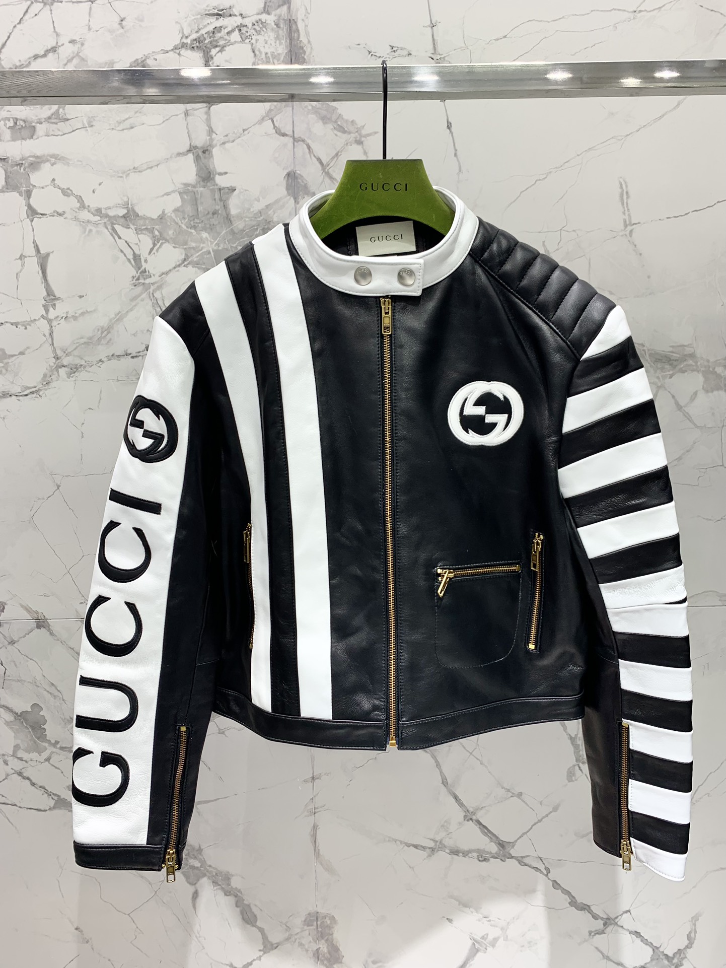 NO:891794,* Gujia's new motorcycle style leather jacket, motorcycle style, same style series for men and women, embroidered logo, classic black and white contrast design, customized bronze logo, fashion classic, size SMLXL number, Gucci-clothing, gucci, gucci, leather jacket,19860909* 古家新款机车款皮衣 机车款 男女同款系列 刺绣logo经典黑白撞色设计 定制古铜色logo 时尚经典 码数SMLXL 编号,古驰-服装,gucci,gucci,leather jacket,,Women's clothing