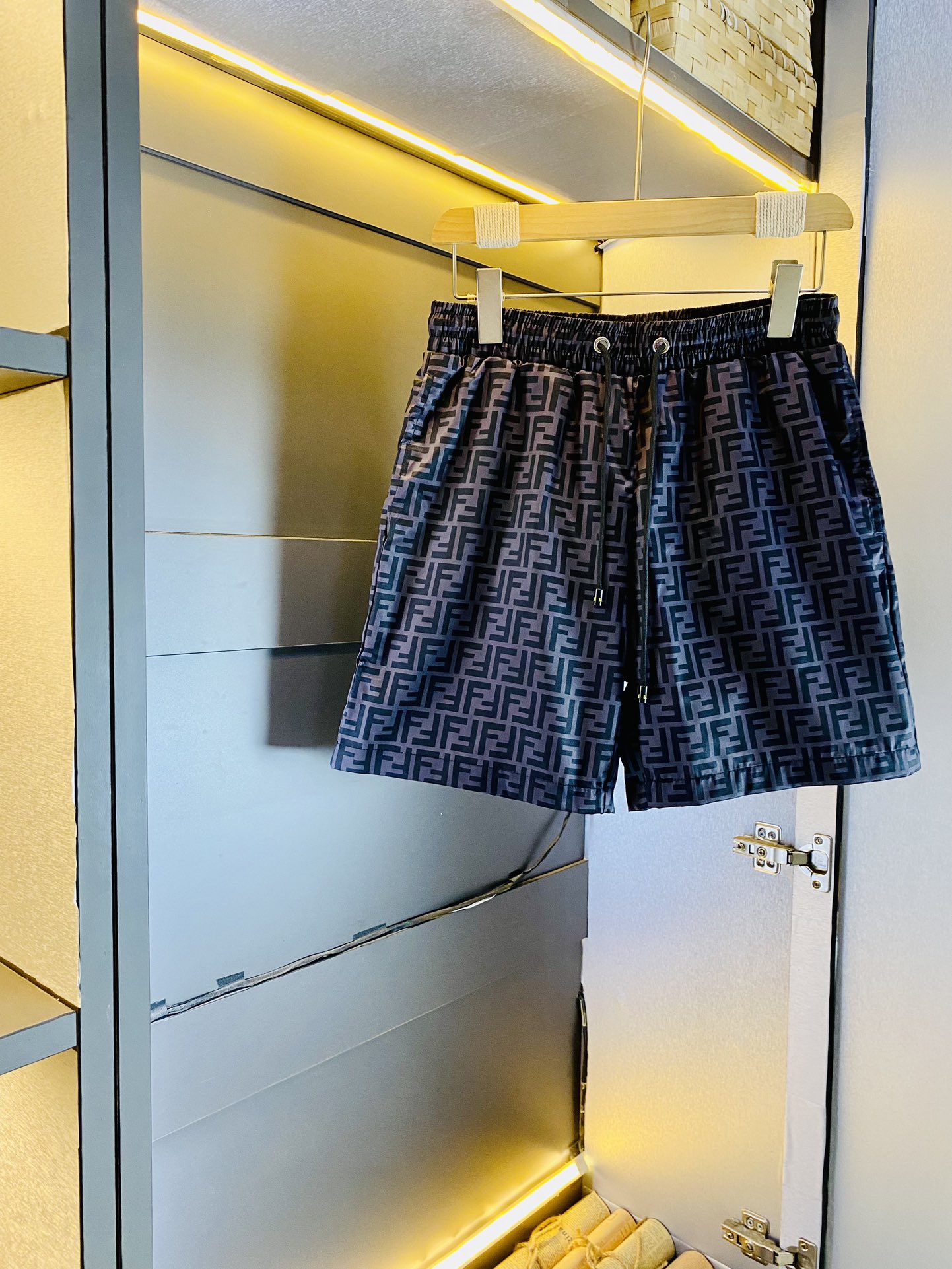 NO:136845,Original single product couple's FENDI summer new shorts available at the counter, complete three standards, with washing water mark, hardware with logo, fashionable casual pants, quick-drying pants, beach pants, imported original fabric, comfortable and breathable upper body, top craft pattern, waist craft thread surround, extremely high grade, super positive style, fashionable and stylish upper body!  A must-have item for spring and summer wardrobe!  Size M-3XL, fendi, fendi, shorts, alexander wang19860909原单货 情侣款芬迪FENDI 夏季新品短裤 专柜同步有售,三标齐全 带洗水唛 五金带Logo,时尚休闲裤 速干裤 沙滩裤,进口原版面料,上身舒适透气,顶级工艺图案,腰围工艺螺纹围接,档次极高,版型超正,上身时尚有型！春夏衣橱必备单品！尺码M-3XL,,fendi,fendi,shorts,alexander wang,Men's clothing