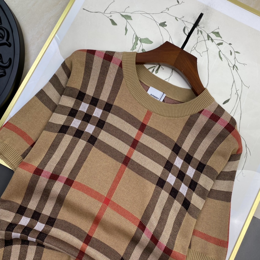 T.L. Burberry Barbara Classic Script T-shirt: High-Quality Knitted Tampons in Khaki - 图片 4