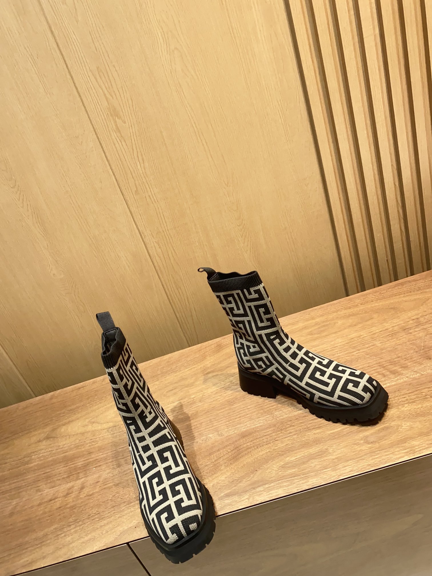 Balmain Synchronized Network: Custom Fabric Boots with Sheepskin Interior and Bubble Bottom - 图片 2