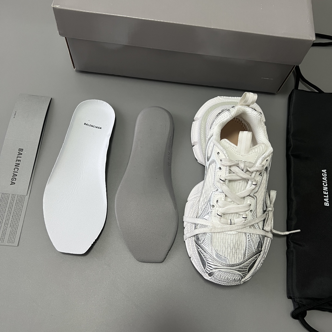 Balenciaga 纯 本Balenciaga Phantom Sneaker 巴黎世家全新做旧十代白银潮流跑鞋 在延续 Track Trainer 户外轮廓和复杂鞋面结构的同时