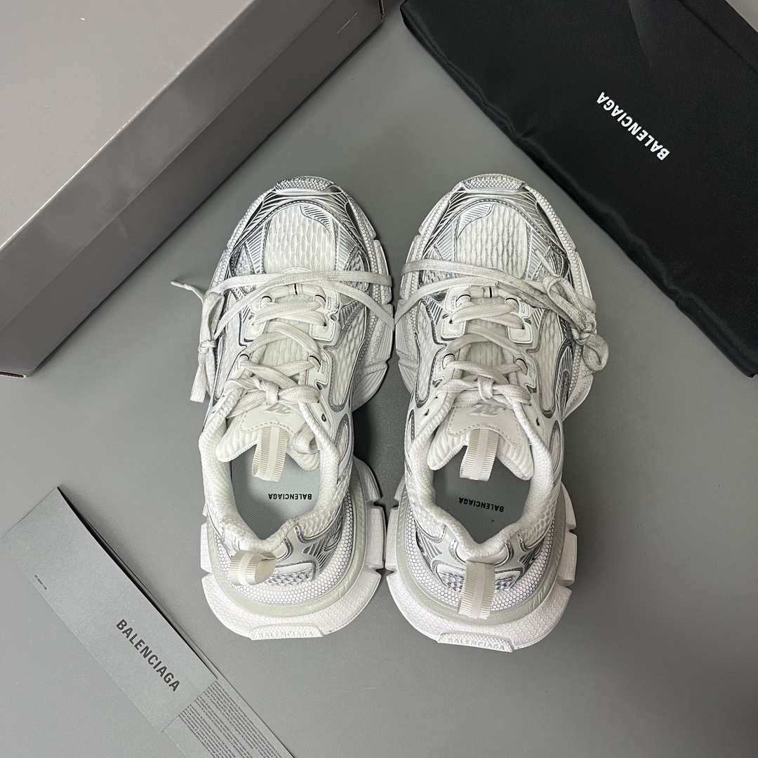 Balenciaga 纯 本Balenciaga Phantom Sneaker 巴黎世家全新做旧十代白银潮流跑鞋 在延续 Track Trainer 户外轮廓和复杂鞋面结构的同时