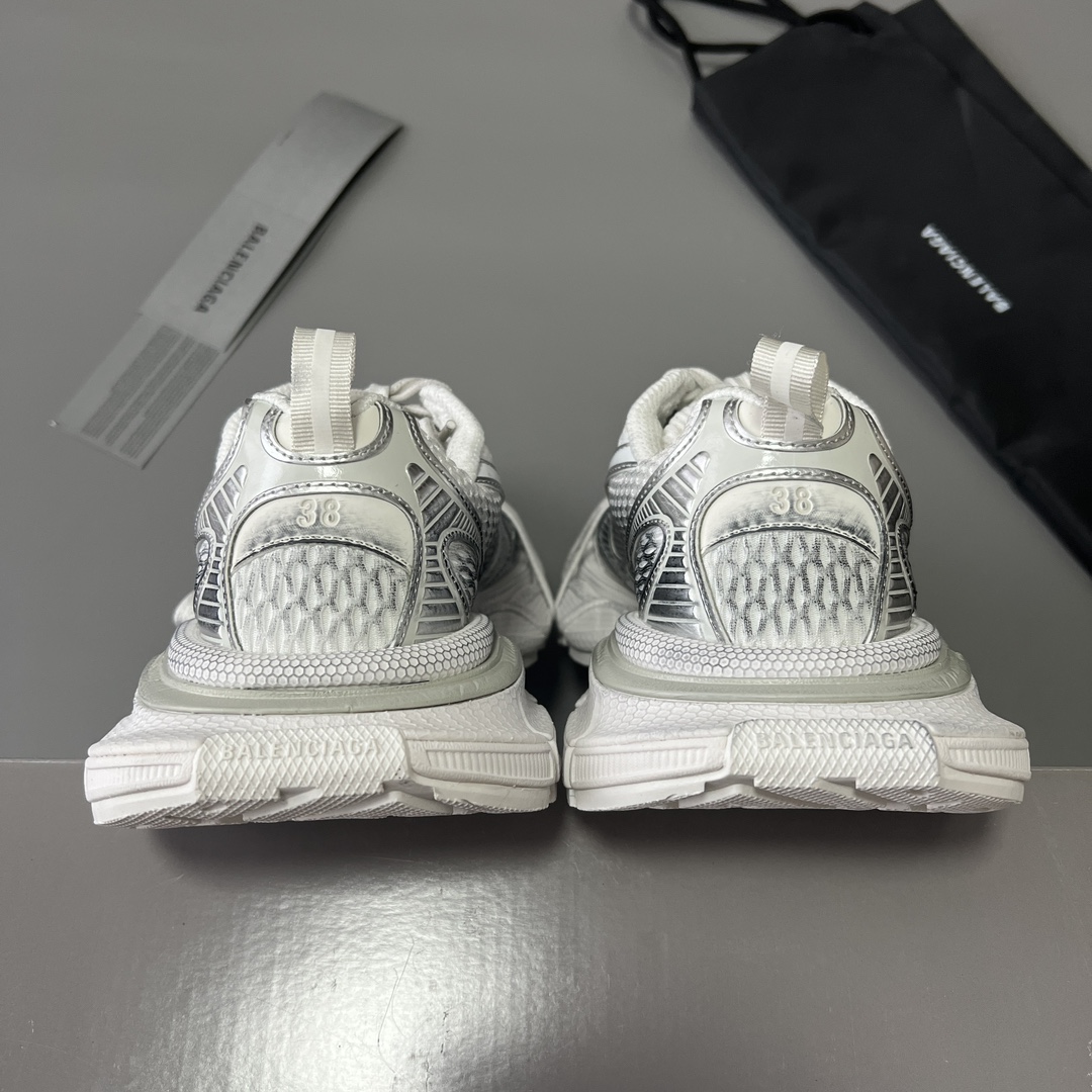 Balenciaga 纯 本Balenciaga Phantom Sneaker 巴黎世家全新做旧十代白银潮流跑鞋 在延续 Track Trainer 户外轮廓和复杂鞋面结构的同时