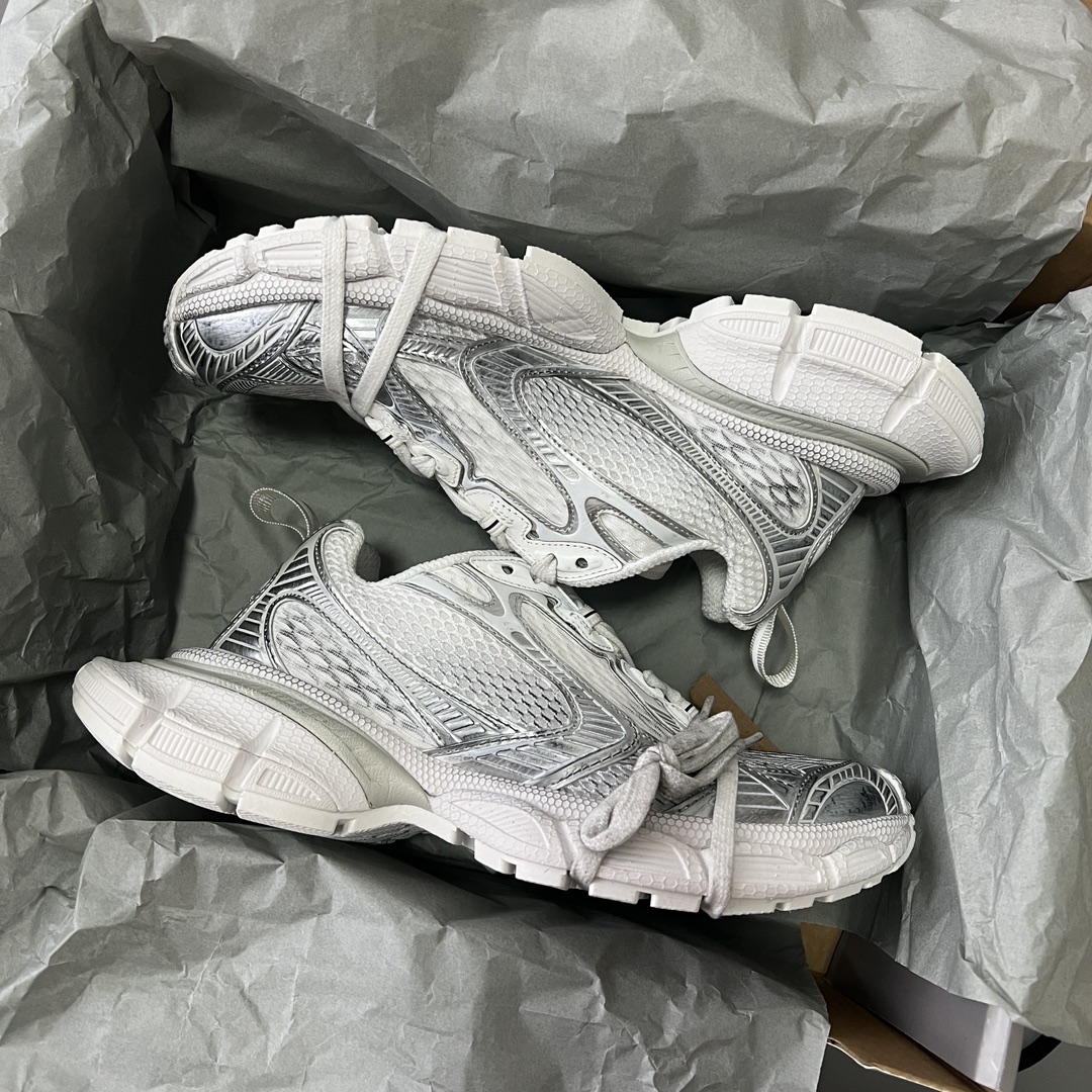 Balenciaga 纯 本Balenciaga Phantom Sneaker 巴黎世家全新做旧十代白银潮流跑鞋 在延续 Track Trainer 户外轮廓和复杂鞋面结构的同时