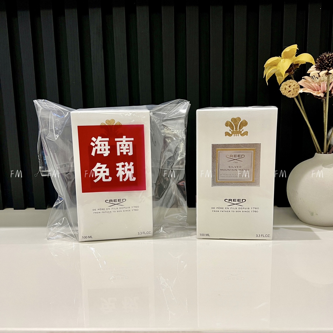 CREED 信仰银色山泉香水100ml💫 🏷海南免税内部渠道货源,认准实拍品质✅ Creed信仰银色山泉号称“半个娱乐圈男明星都在用 的香水”,典型的男明星爱用香水No1了~白敬亭,张新成,朴灿烈,王子异,朱星杰都有用过这款香水哦~~个人觉得闻起来还蛮像白敬亭穿白衣的感觉,女孩子用也完全ok,是男女通用不挑人的香水可 前调: 香柠檬,橘子 中调:茶叶,黑加仑 后调:白松香,麝香,檀香木,苦橙叶 前调香柠檬味比较突出,是很清冽的皂香,有一定的疏离感,但是恰到好处.初闻略带雪中寒气,如泉水刚淌过手的清透.后调很舒服,透着飘逸茶香,非常自然的淡香,给人格调和隐约距离感,细嗅又包裹着隐约的温柔,完全不会腻.喷上3小时左右木质味缓缓递出,很淡很淡的檀香木,更添温润.是很高级且清冷温柔的香,个人蛮喜欢.从前调到后调都没有雷点,就算盲区也完全不会踩雷的一款香!
