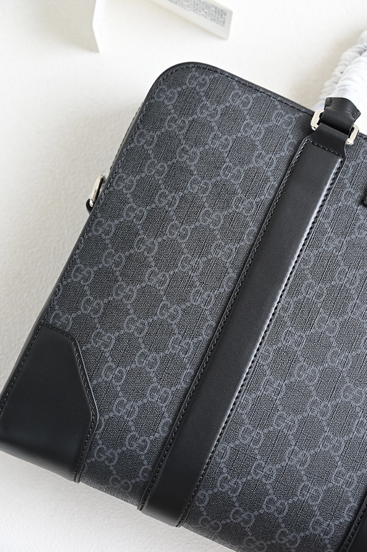 Guccis best-selling briefcase collection! Equipped with a detachable shoulder strap, marked with the G family's unique GG. Black and gray combina