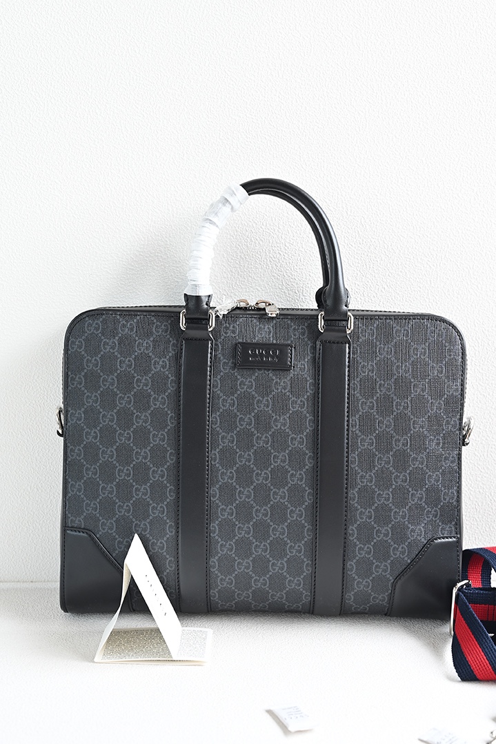 Guccis best-selling briefcase collection! Equipped with a detachable shoulder strap, marked with the G family's unique GG. Black and gray combina
