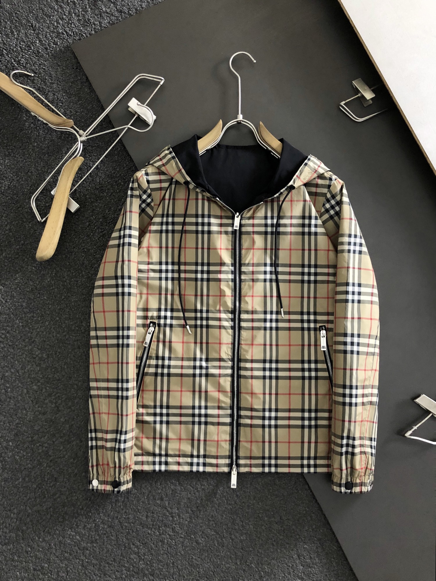 NO:907727,BBR* top khaki plaid double-sided jacket, trendy casual hooded jacket, solid color simple and delicate craft fabric on the reverse side, fusion of classic elements, trendy men's fashion, unparalleled in terms of upper body comfort, can be said to be a must-have for autumn and winter!  Size: M-XXXL,,jackets & coats,jackets & coats,hats,19860909BBR* 顶级卡其色格纹双面夹克,潮流休闲连帽外套,反面纯色简约款细致工艺面料,经典元素融合打造,潮男时尚,无论是上身舒适度还是都是无可比拟的存在,可以说是秋冬必备！ 尺码:M-XXXL,,jackets & coats,jackets & coats,hats,,Men's clothing