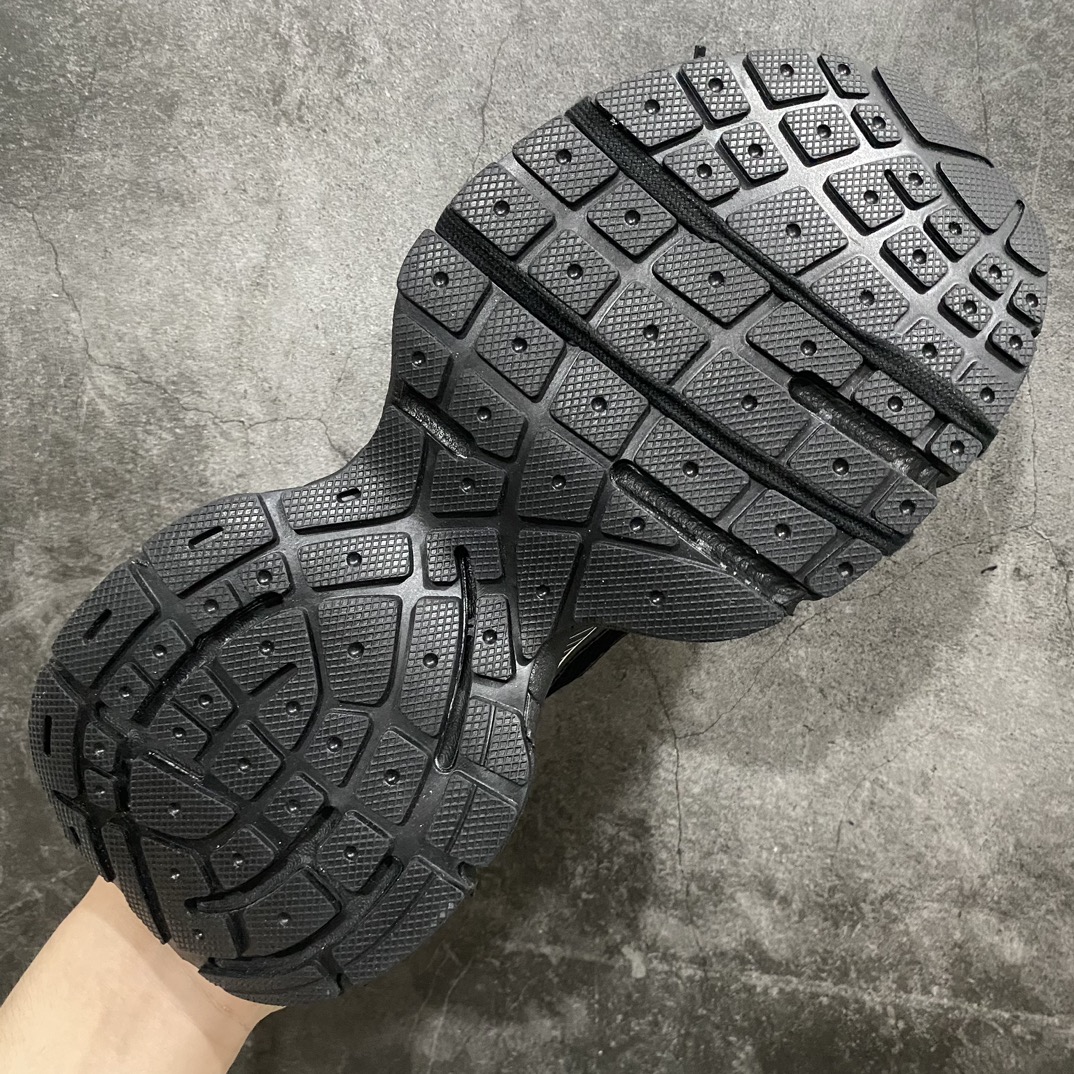 图片[9]-【总裁版】BALENCIAGA 3XL Sneakers 巴黎世家十代网布系带低帮走秀复古老爹鞋全套原纸板楦头开发 最原汁原味的灵魂版型全鞋荧光划线卡点 胶水把控整洁度追求极致完美每一双都是工艺品 多重QC质检 超越公司货的品控标准实实在在的免检产品 原盒原配 正确字体电绣 粗细、位置、大小正确 侧边TPU 透气孔匹配意产原版 正确分离大底 TPU软底 原版一致大底LOGO 立体感十足 原厂皮料水洗做旧 采购原厂网纱 不含皮革 网布材料和聚氨酯 磨损效果 鞋头边缘和后帮 Balenciaga 徽标 鞋面和后跟凸印尺码 鞋舌 3XL 橡胶品牌标识和反光细节 鞋帮拉袢和鞋舌拉祥 配反光细节 备用鞋带在鞋履前侧 可在穿着前取下 便于不同造型搭配 正常尺码  尺码：35 36 37 38 39 40 41 42 43 44 45 46n-莆田鞋批发中心