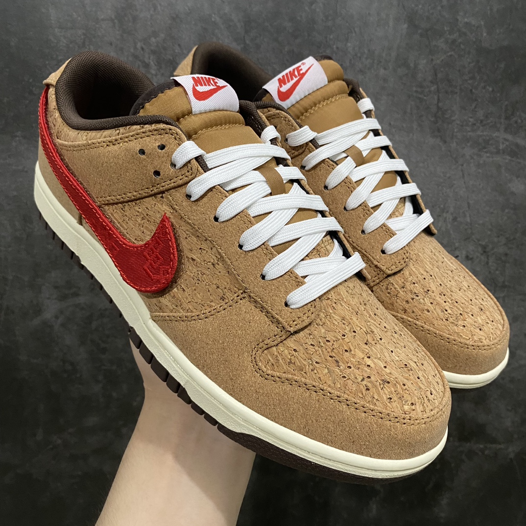 【Top版本】CLOT x NK Dunk Low \”Cork\” 陈冠希主理凝结集团 联名款 20周年 限定款低帮板鞋 FN0317-121 软木塞 换勾国内一线头部大厂出品 ！n知名厂牌同源 原厂软木屑面料原鞋原楦头纸板开发 原厂织唛标 全方位细节到位  尺码：36 36.5 37.5 38 38.5 39 40 40.5 41 42 42.5 43 44 44.5 45 46 47.5 注意：配件丢失不可退换-莆田鞋批发中心