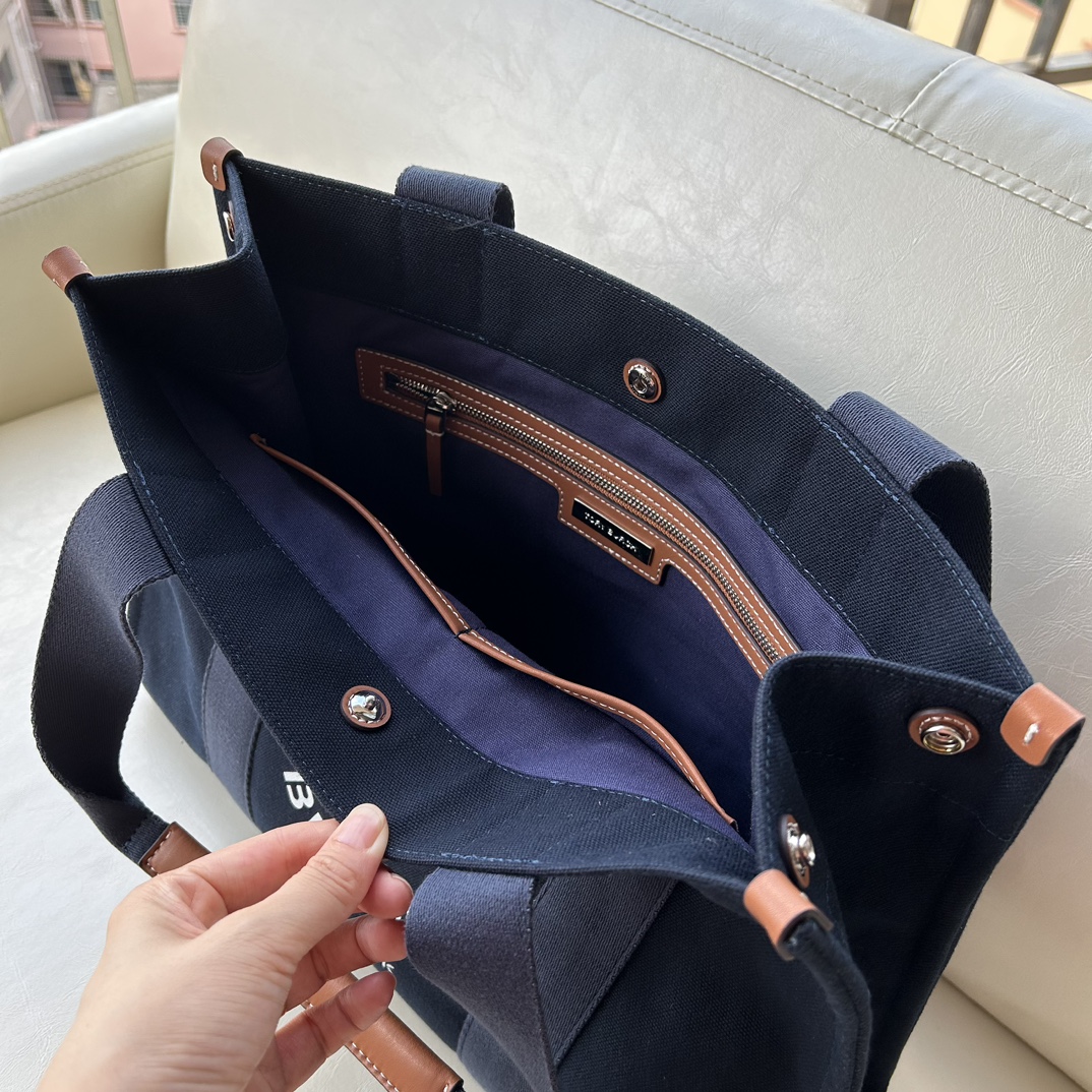 Tory Burch ～TB新款帆布托特包 这是大小号 精选耐用帆布打造 搭配网纹背带和标志性双 T 挂饰