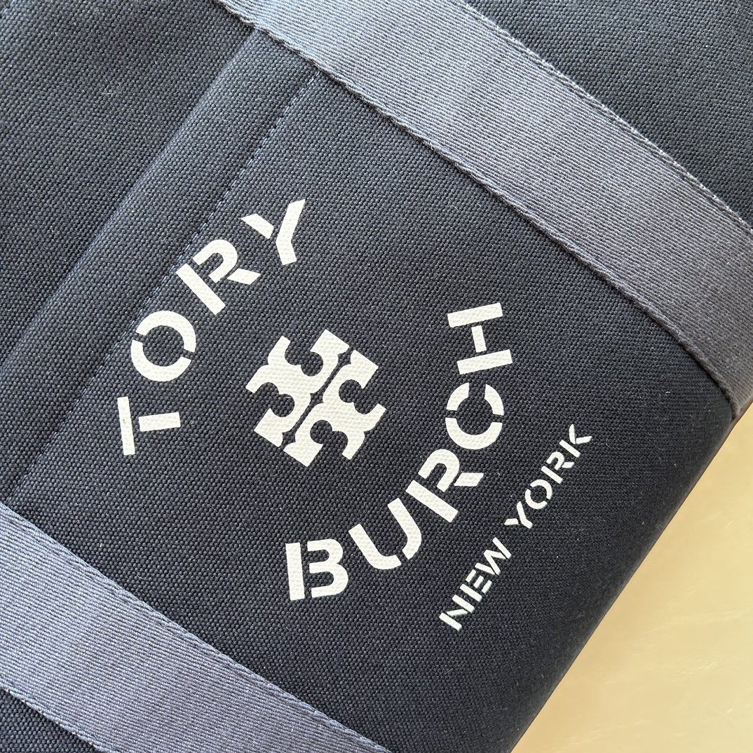 Tory Burch ～TB新款帆布托特包 这是大小号 精选耐用帆布打造 搭配网纹背带和标志性双 T 挂饰